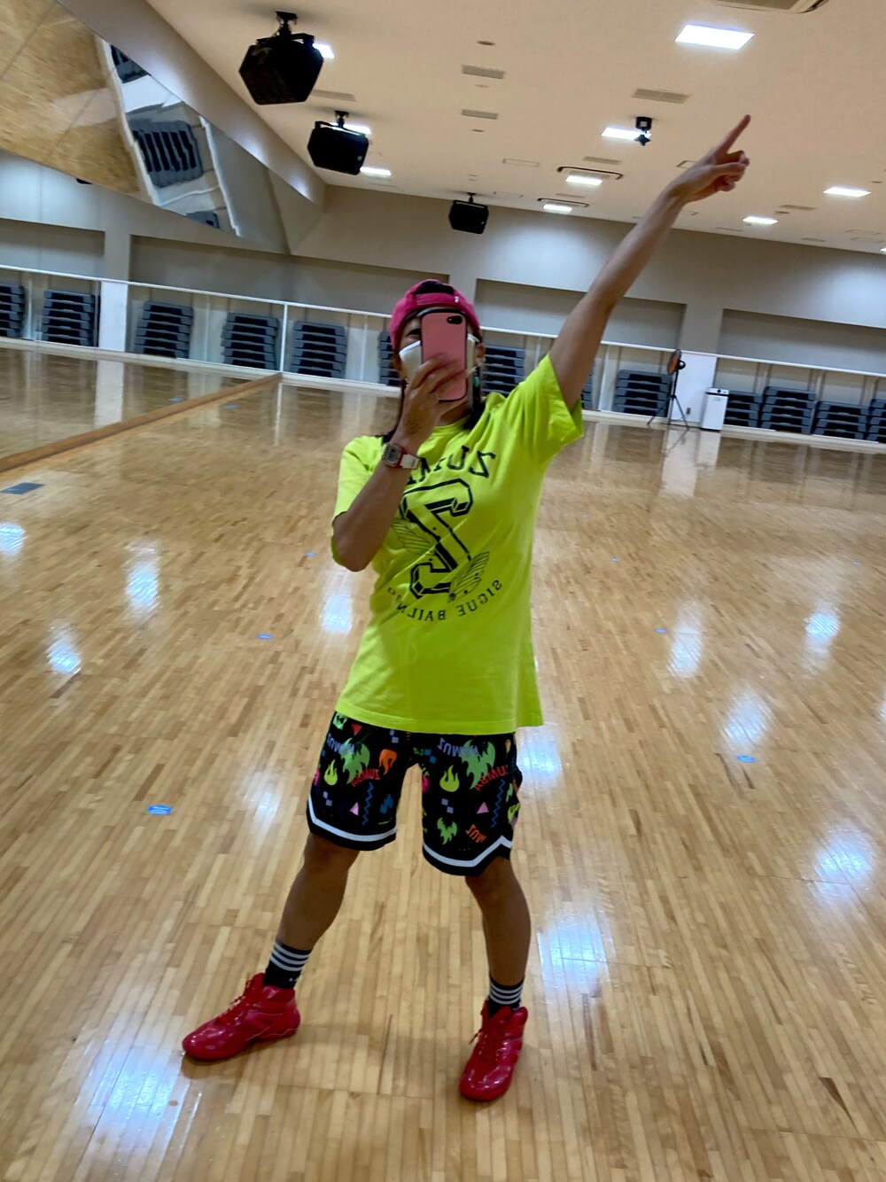 「ZUMBA、フィットネス」｜「ZUMBAのアイテム（Tシャツ/カットソー、イエロー系）」を使った、SAYU さん（レディース・156cm）の秋コーディネートの1枚目の写真