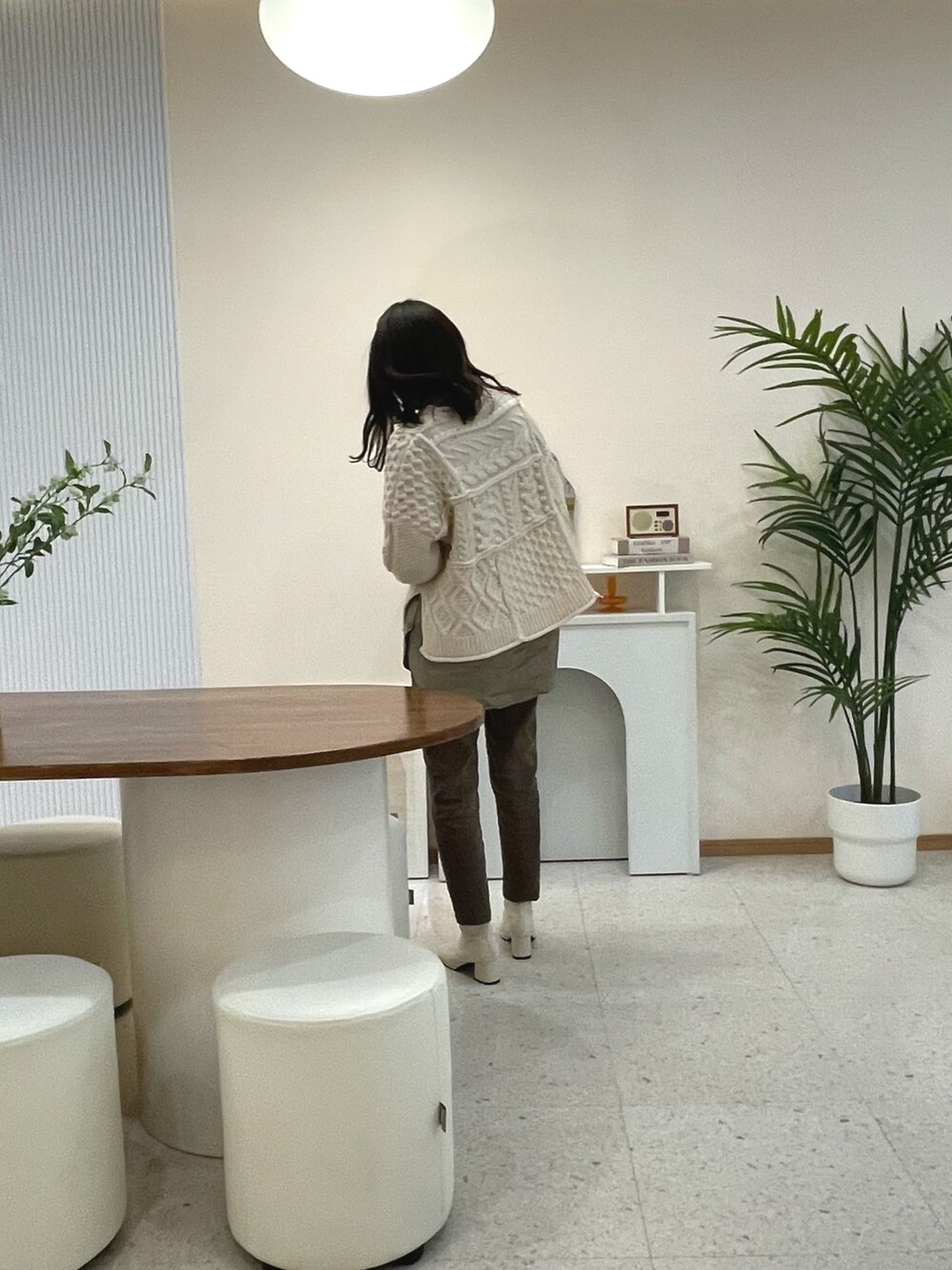 「カフェ、カフェオレコーデ、カフェ巡り、休日コーデ」｜「KBFのケーブルパッチワークニット（ニット/セーター、ホワイト系）」を使った、naggyさん（レディース・162cm）の春コーディネートの1枚目の写真