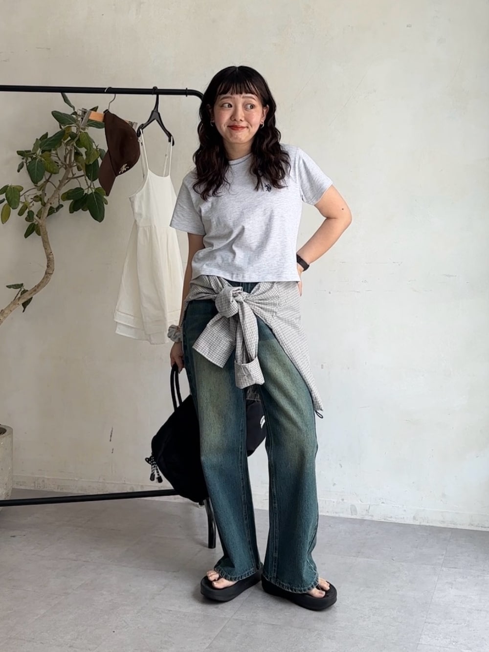 「休日スタイル、パンツスタイル、今日のコーデ、低身長女子、チェックシャツ、デニム、シャツ腰巻き」｜「U.S. POLO ASSN.のクロップドT（Tシャツ/カットソー、グレー系）」を使った、ぴぴゆかぴさん（骨格ストレート・レディース・152cm）の秋コーディネートの1枚目の写真