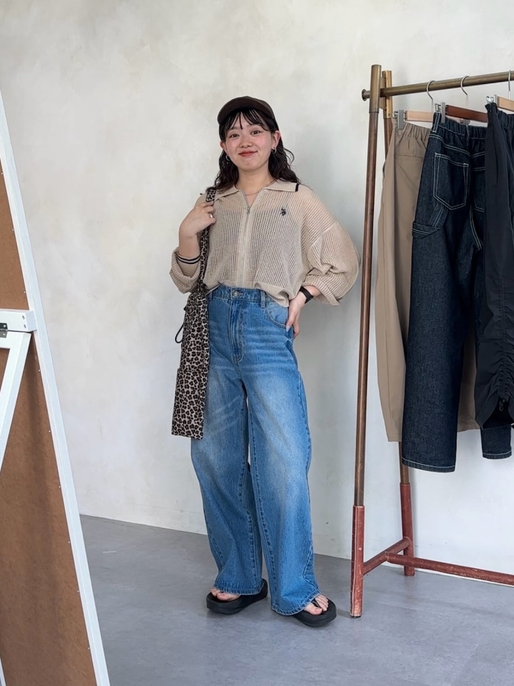 「夏コーデ、サンダル、キャップ、デニム、お出かけコーデ、トートバッグ、初夏コーデ、夏ファッション、夏服コーデ、シンプルカジュアル、低身長女子、メッシュ、デニムパンツ、低身長、低身長コーデ」｜「U.S. POLO ASSN.の【U.S. POLO ASSN.】襟付きメッシュカーディガン（カーディガン/ボレロ、ホワイト系）」を使った、ぴぴゆかぴさん（骨格ストレート・レディース・152cm）の夏コーディネートの1枚目の写真