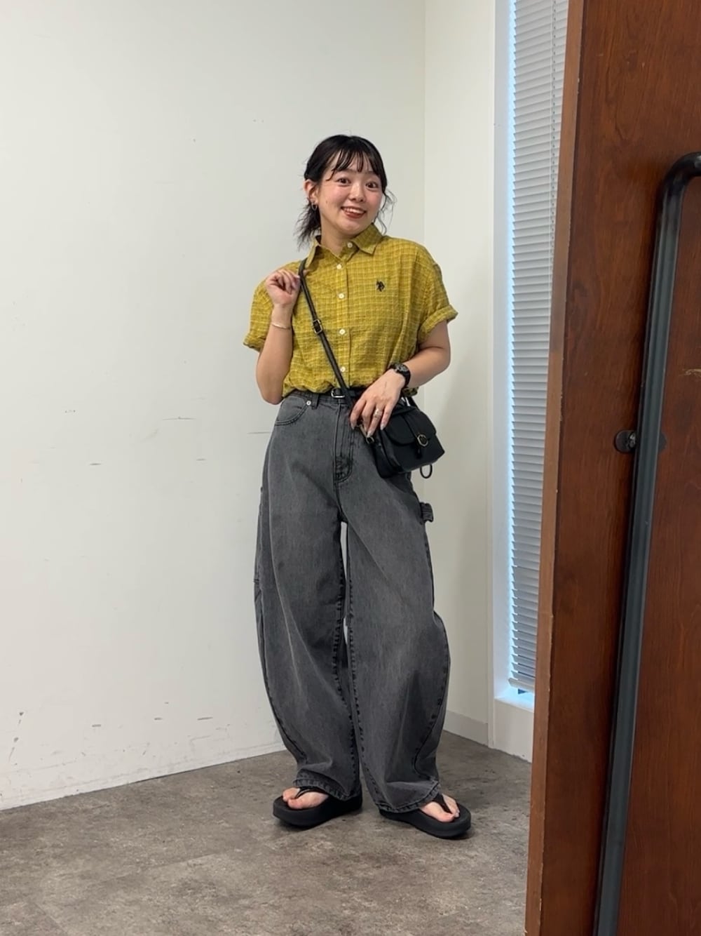 「柄シャツ、サンダル、夏コーデ、デニム、ショルダーバッグ、夏服コーデ、パンツコーデ、初夏コーデ、雨の日コーデ、ブラックデニム、カーブデニム、デニムパンツ、チェック、チェックシャツ、半袖シャツ」｜「U.S. POLO ASSN.のシアサッカー半袖シャツ（シャツ/ブラウス、イエロー系）」を使った、ぴぴゆかぴさん（骨格ストレート・レディース・152cm）の夏コーディネートの1枚目の写真