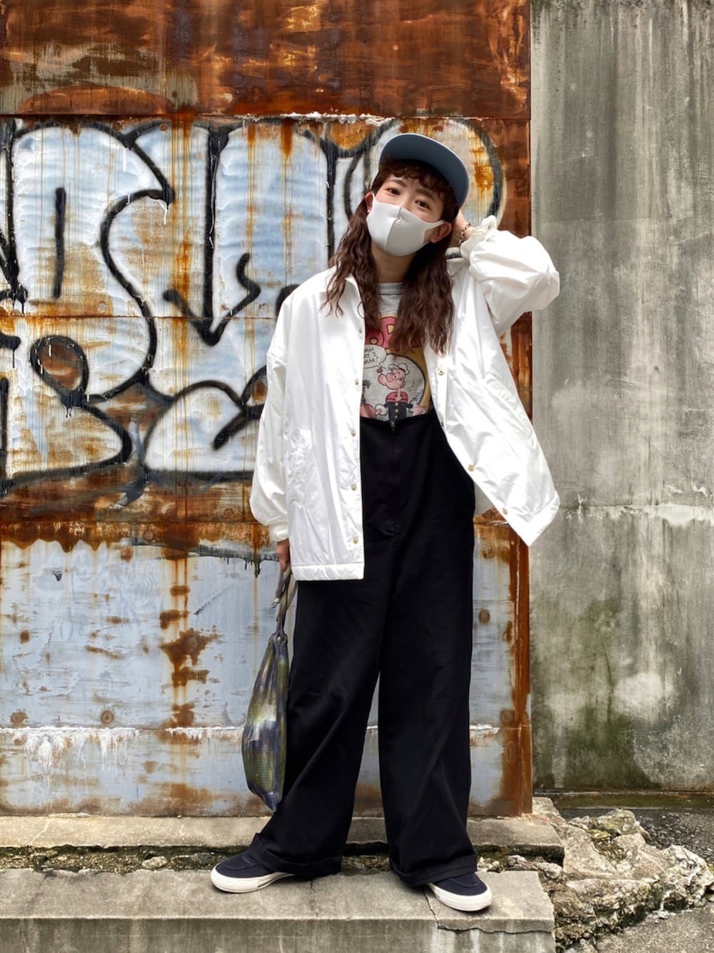 「キャップ、オーバーオール、コーチジャケット、メンズライク、休日コーデ、プリントT、秋服、ゆるコーデ、低身長コーデ、秋コーデ、秋服準備はじめました、だから秋服が好き」｜「FREAK'S STOREのアイテム（サロペット/オーバーオール、ブラック系）」を使った、ぴぴゆかぴさん（レディース・152cm）の秋コーディネートの1枚目の写真