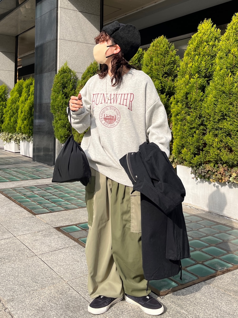 「私の推しブランド、シンプルコーデ、スニーカー、ニット、ootd、コンバース、ロゴスウェット、カーゴパンツ、ロゴニット、フライトキャップ」｜「CPCMのカレッジロゴスウェット風ニットプルオーバー（ニット/セーター、グレー系）」を使った、ぴぴゆかぴさん（レディース・152cm）の冬コーディネートの1枚目の写真