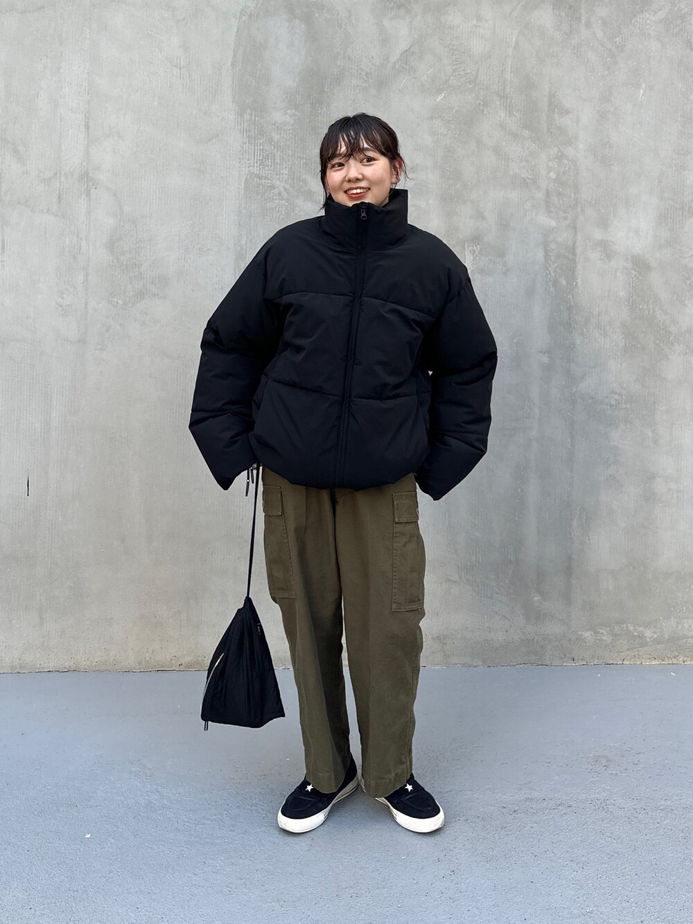 「ファッションを楽しもう、カーゴパンツ、ビッグシルエット、スニーカー、アウター、中綿ジャケット、ストレートパンツ、カジュアルコーデ、シンプルスタイル、ノームコア、低身長コーデ、冬コーデ」｜「CPCMのナイロンストレッチスタンド中綿ブルゾン（ブルゾン、ブラック系）」を使った、ぴぴゆかぴさん（レディース・152cm）の秋コーディネートの1枚目の写真