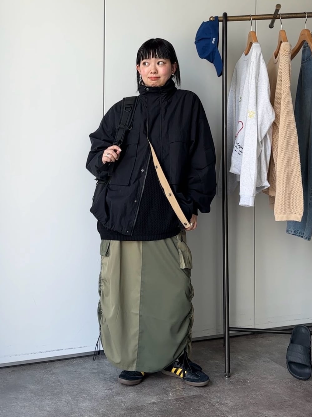 「春コーデ、春服みてみて、ストリート、レイヤードスタイル、シンプルコーデ、春アウター、マウンテンパーカー、メッシュ、メッシュニット、カーゴスカート、リュック、春のおしゃ見えテクニック」｜「CPCMのメッシュニットプルオーバー（ニット/セーター、ブラック系）」を使った、ぴぴゆかぴさん（レディース・152cm）の春コーディネートの1枚目の写真