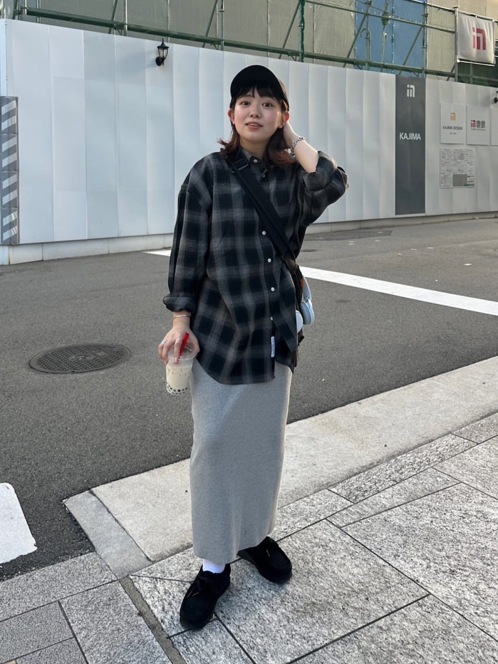 「秋服まるっと大公開、シャツスタイル、キャップ、秋コーデ、ショルダーバッグ、シンプルコーデ、チェック、チェックシャツ、オンブレーチェックシャツ、ナロースカート、モノトーン、モノトーンコーデ、革靴」｜「U.S. POLO ASSN.の1ポイント刺繍シャツ（シャツ/ブラウス、ブラック系）」を使った、ぴぴゆかぴさん（レディース・152cm）の秋コーディネートの1枚目の写真