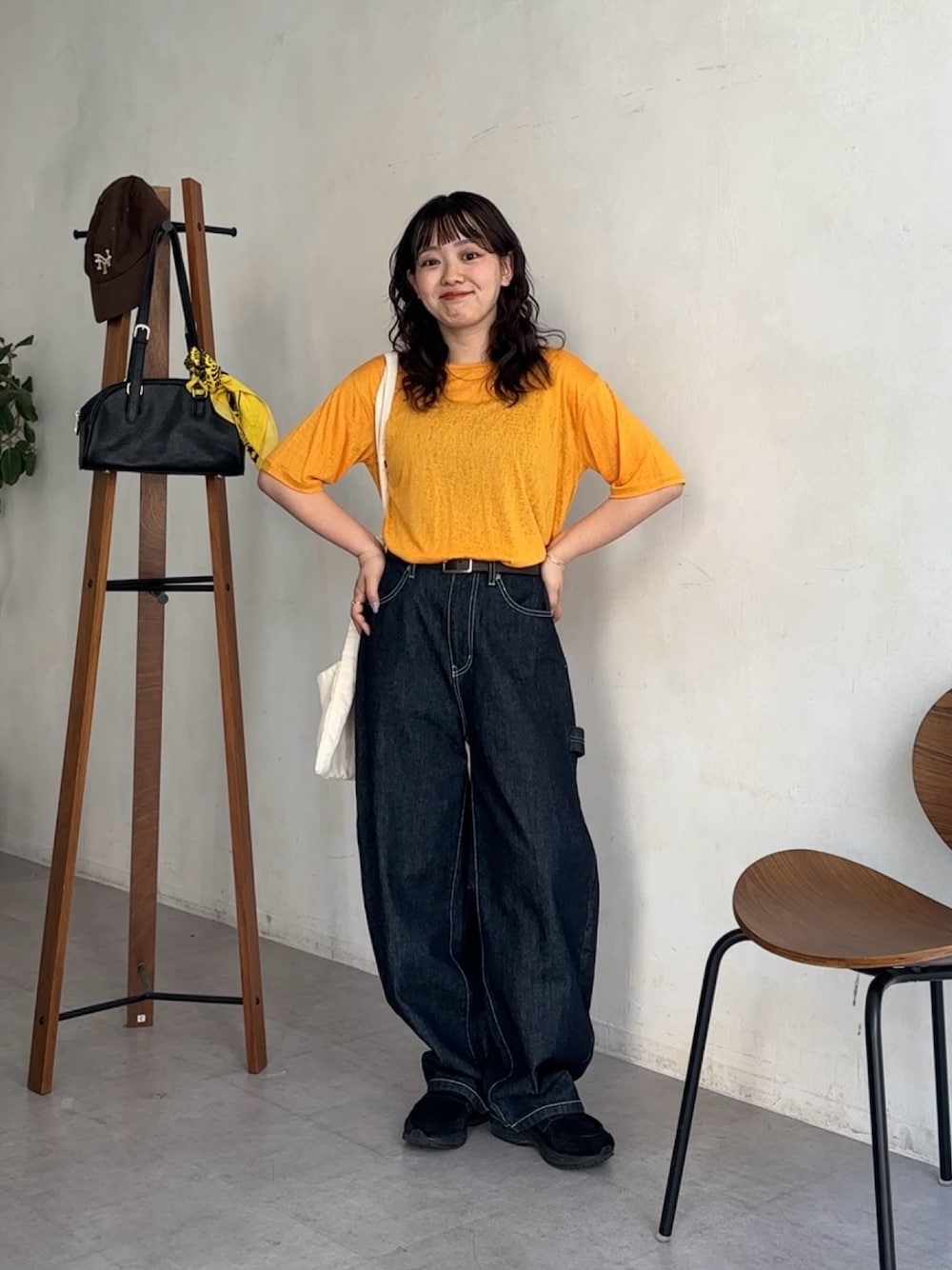 「ワイドパンツ、シンプルコーデ、スニーカー、デニム、シアートップス、低身長コーデ、トートバッグ、カジュアルスタイル、夏ファッション、デニムコーデ、カーブデニム、デニムパンツ、カラーコーデ、低身長、低身長女子」｜「CPCMのスラブシアー半袖T（Tシャツ/カットソー、イエロー系）」を使った、ぴぴゆかぴさん（骨格ストレート・レディース・152cm）の春コーディネートの1枚目の写真