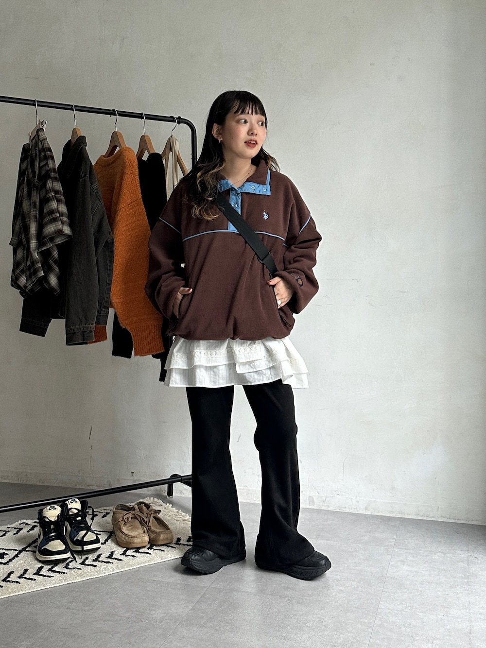 ブラウン系のTシャツ/カットソー、ブラック系のボストンバッグ、ホワイト系のワンピースを着用したレディースの秋コーディネートの1枚目の写真