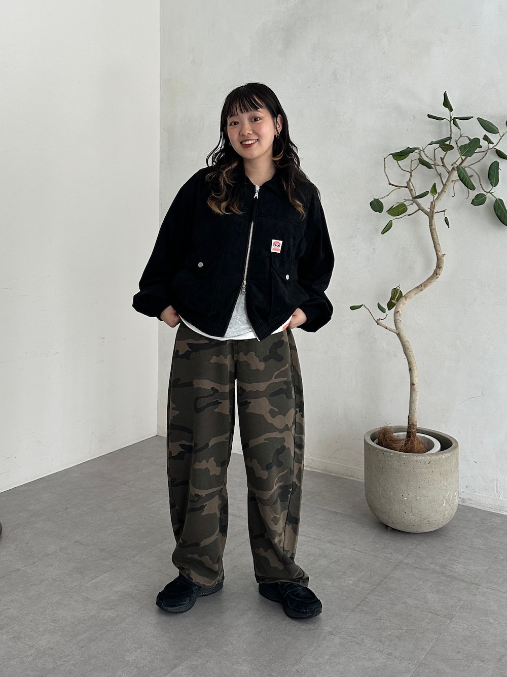 ブラック系のブルゾン、グリーン系のその他パンツ、ホワイト系のTシャツ/カットソーを着用したレディースの秋コーディネートの1枚目の写真