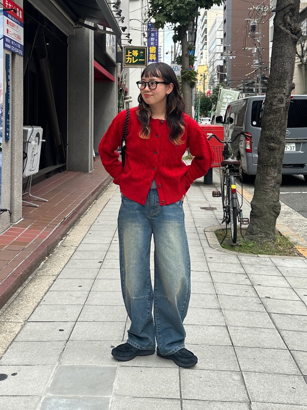 レッド系のカーディガン/ボレロ、ブラック系のショルダーバッグを着用したレディースの秋コーディネートの1枚目の写真