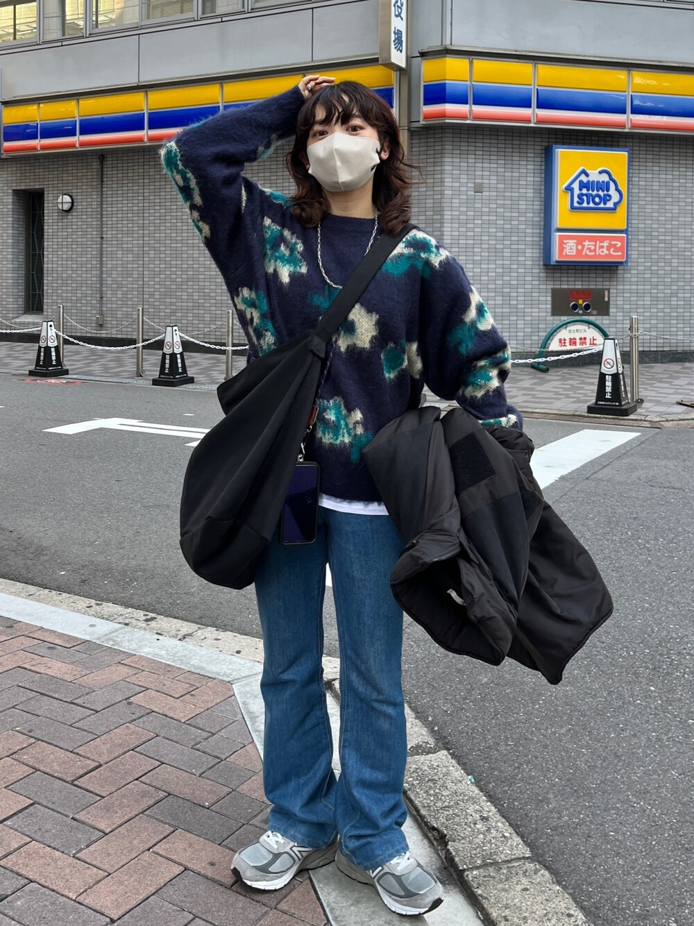 「フレアパンツ、ニット、レイヤードスタイル、秋冬コーデ、シャギーニット、デニム、ゆるコーデ、秋コーデ、冬コーデ、パンツスタイル、柄ニット、花柄、カラーコーデ、カラーニット、カラー×コーデ」｜「CPCMの花柄シャギーニット（ニット/セーター、ブルー系）」を使った、ぴぴゆかぴさん（レディース・152cm）の秋コーディネートの1枚目の写真