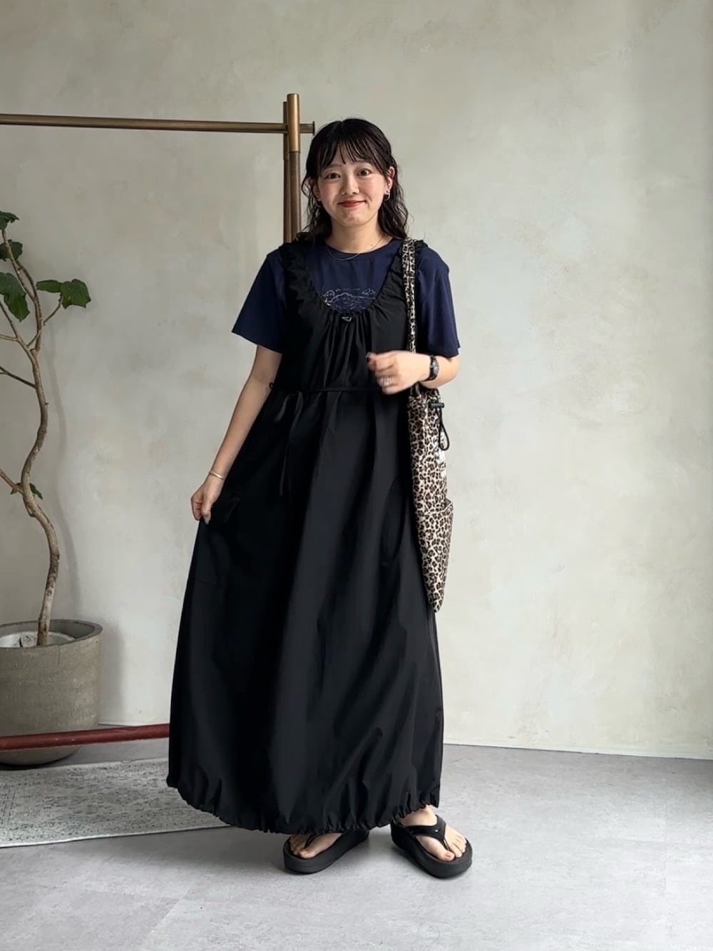 「サンダル、夏コーデ、ワンピース、ロングスカート、ブラックコーデ、トートバッグ、雨の日コーデ、低身長女子、ジャンスカ、Tシャツ」｜「CPCMの【フェス2点セット】ストレッチナイロンパッカブルワンピース（ワンピース、ブラック系）」を使った、ぴぴゆかぴさん（骨格ストレート・レディース・152cm）の夏コーディネートの1枚目の写真