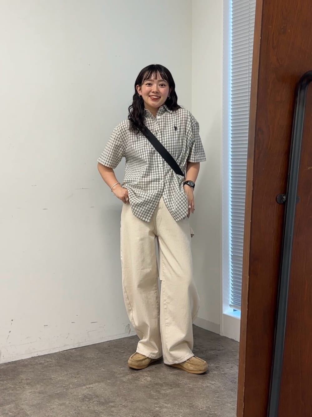 「柄シャツ、夏コーデ、デニム、ショルダーバッグ、低身長女子、チェックシャツ、オールホワイト、白コーデ、ホワイトデニム、デニムパンツ、パンツスタイル、白シャツ、チェック、半袖シャツ」｜「U.S. POLO ASSN.のシアサッカー半袖シャツ（シャツ/ブラウス、ホワイト系）」を使った、ぴぴゆかぴさん（骨格ストレート・レディース・152cm）の夏コーディネートの1枚目の写真