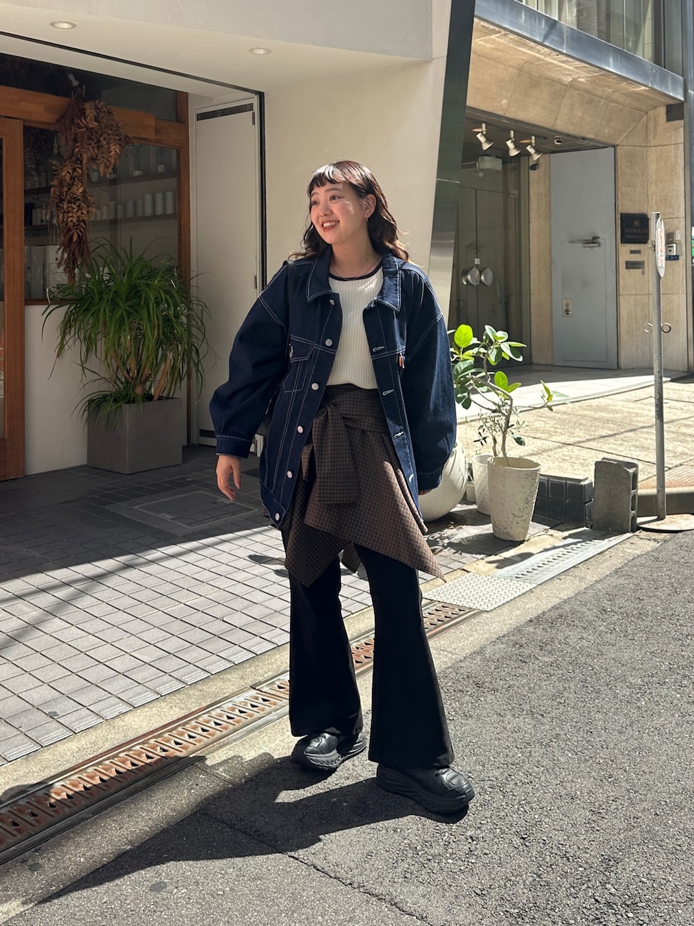 ブラック系のその他パンツ、グリーン系のスカート、ホワイト系のニット/セーターを着用したレディースの秋コーディネートの1枚目の写真