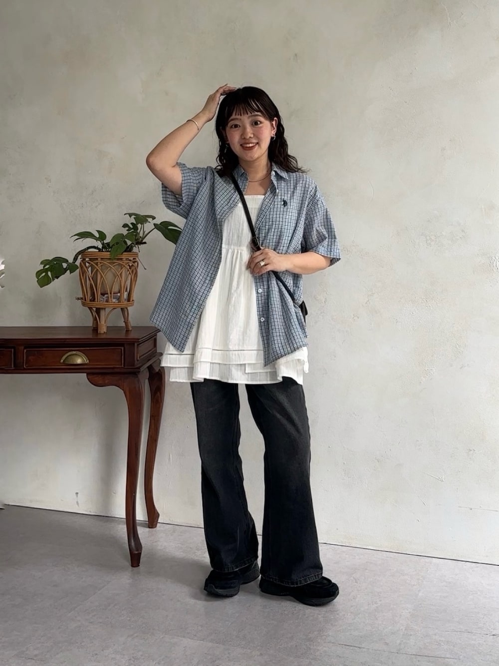 「柄シャツ、レイヤードスタイル、夏コーデ、韓国ファッション、デートコーデ、デニム、スニーカー、夏服コーデ、初夏コーデ、低身長女子、チェックシャツ、半袖シャツ、キャミソール、キャミワンピース、フレアデニム」｜「U.S. POLO ASSN.のシアサッカー半袖シャツ（シャツ/ブラウス、ブルー系）」を使った、ぴぴゆかぴさん（骨格ストレート・レディース・152cm）の夏コーディネートの1枚目の写真