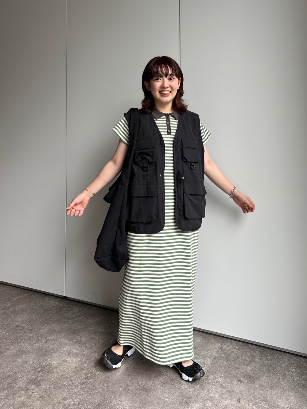 「ショルダーバッグ、シンプルコーデ、レイヤードスタイル、ボーダー、夏コーデ、楽チンコーデ、ワンピース、ワンピーススタイル、エアリフト、ラクチンコーデ、このスタイルがお気に入り、黒、低身長、低身長コーデ、低身長女子」｜「CPCMのアソートフィッシングベスト（ベスト、ブラック系）」を使った、ぴぴゆかぴさん（レディース・152cm）の夏コーディネートの1枚目の写真