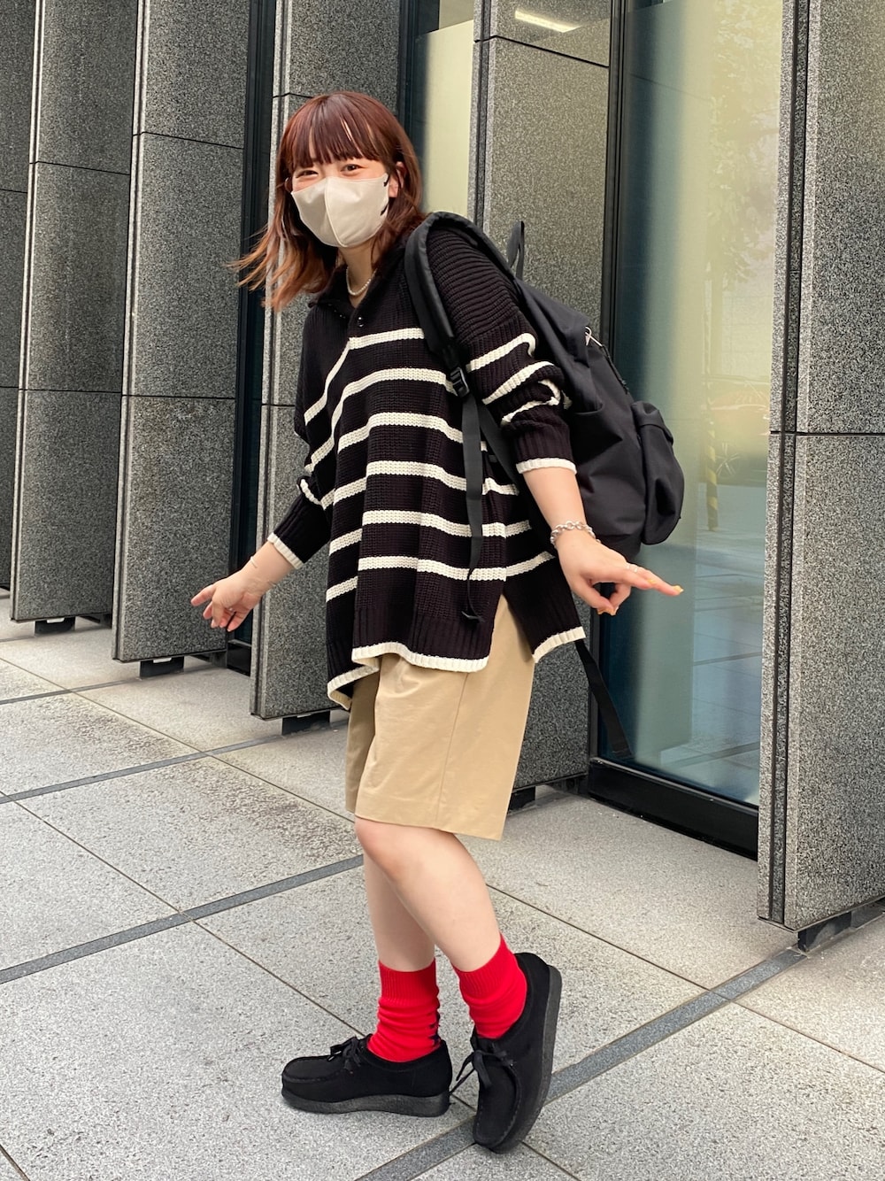 「休日スタイル、ブーツ、秋先取りコーデ、ハーフパンツ、秋コーデ、パンツスタイル、秋のコーデ、モノトーン、低身長女子、黒、シンプル、ショートパンツ、ワラビー、リュック、ゆるコーデ」｜「CPCMのボタン付ボーダーハイネックニット（ニット/セーター、ブラック系）」を使った、ぴぴゆかぴさん（レディース・152cm）の秋コーディネートの1枚目の写真