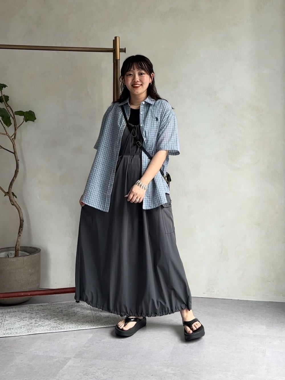「柄シャツ、レイヤードスタイル、サンダル、夏コーデ、ワンピース、ロングスカート、厚底サンダル、シャツスタイル、夏服コーデ、シャツ/ブラウス、チェックシャツ、ジャンスカ、ジャンパースカート、半袖シャツ」｜「CPCMの【フェス2点セット】ストレッチナイロンパッカブルワンピース（ワンピース、グレー系）」を使った、ぴぴゆかぴさん（骨格ストレート・レディース・152cm）の夏コーディネートの1枚目の写真