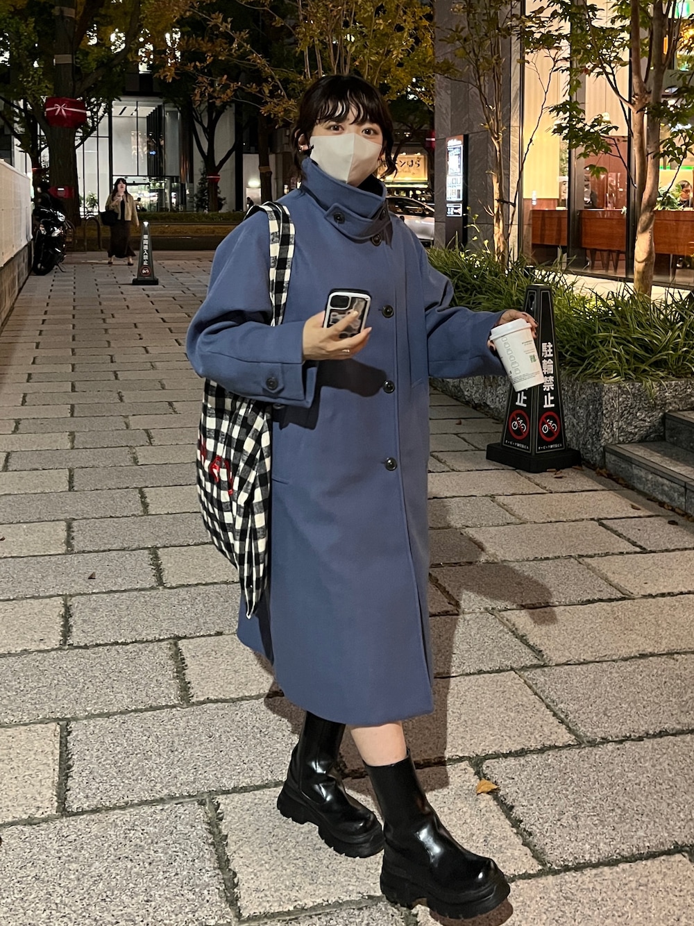 「シンプルコーデ、厚底シューズ、きれいめカジュアル、あったかコーデ、コート、コートスタイル、Aラインコート、トートバッグ、ワンピーススタイル、ブーツ、カジュアルコーデ、低身長女子、アウター」｜「CPCMのスタンドネックAラインコート（ステンカラーコート、ブルー系）」を使った、ぴぴゆかぴさん（レディース・152cm）の秋コーディネートの1枚目の写真