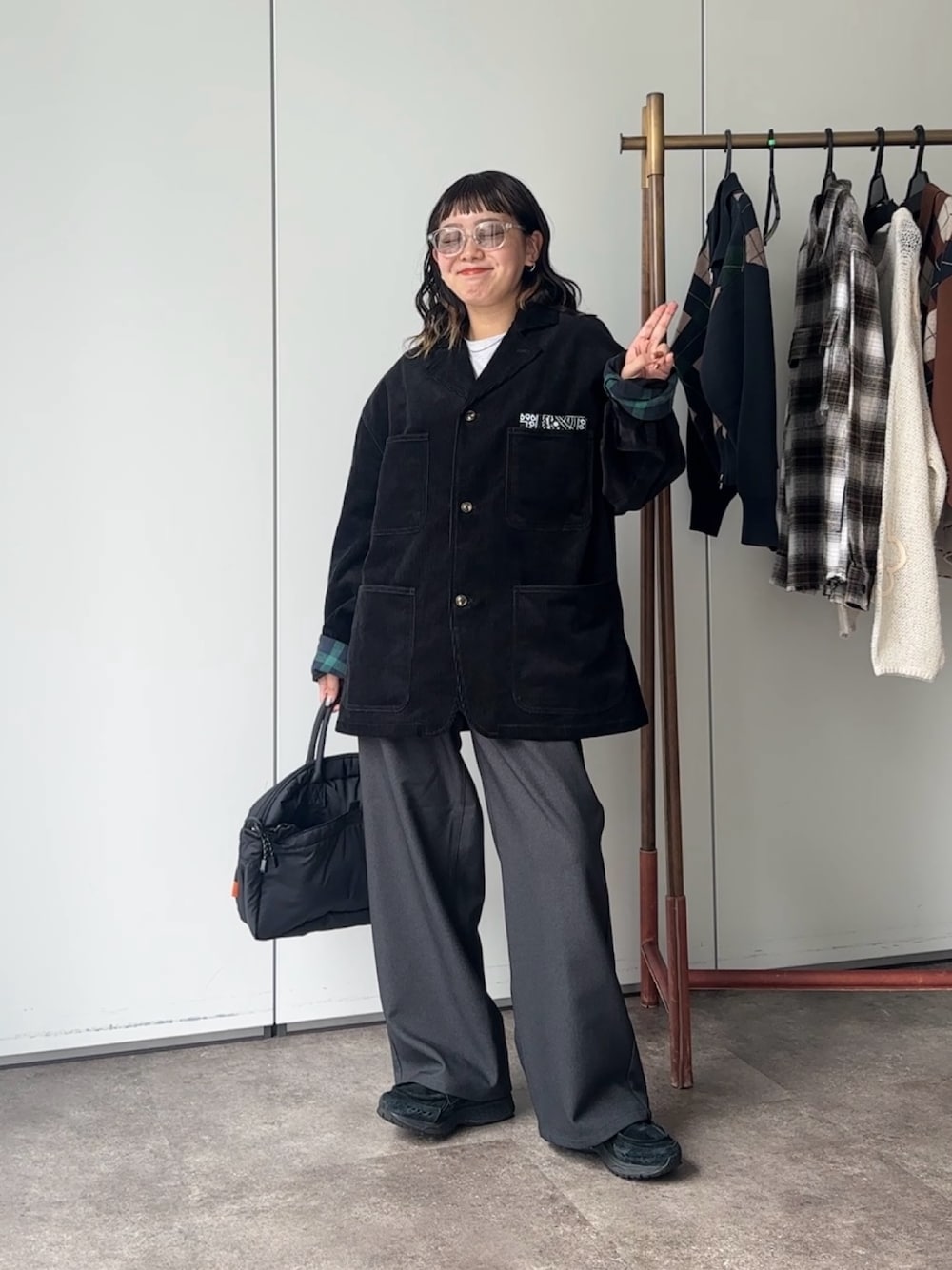 「モノトーン、メガネ女子、初秋コーデ、ゆるコーデ、ジャケット、ジャケットスタイル、ジャケットコーデ、テーラードジャケット、コーデュロイ、スラックス、サングラス、ボストンバッグ、カジュアル、低身長、低身長コーデ」｜「CPCMの【セットアップ可】コーデュロイTPOジャケット（テーラードジャケット、ブラック系）」を使った、ぴぴゆかぴさん（骨格ストレート・レディース・152cm）の夏コーディネートの1枚目の写真