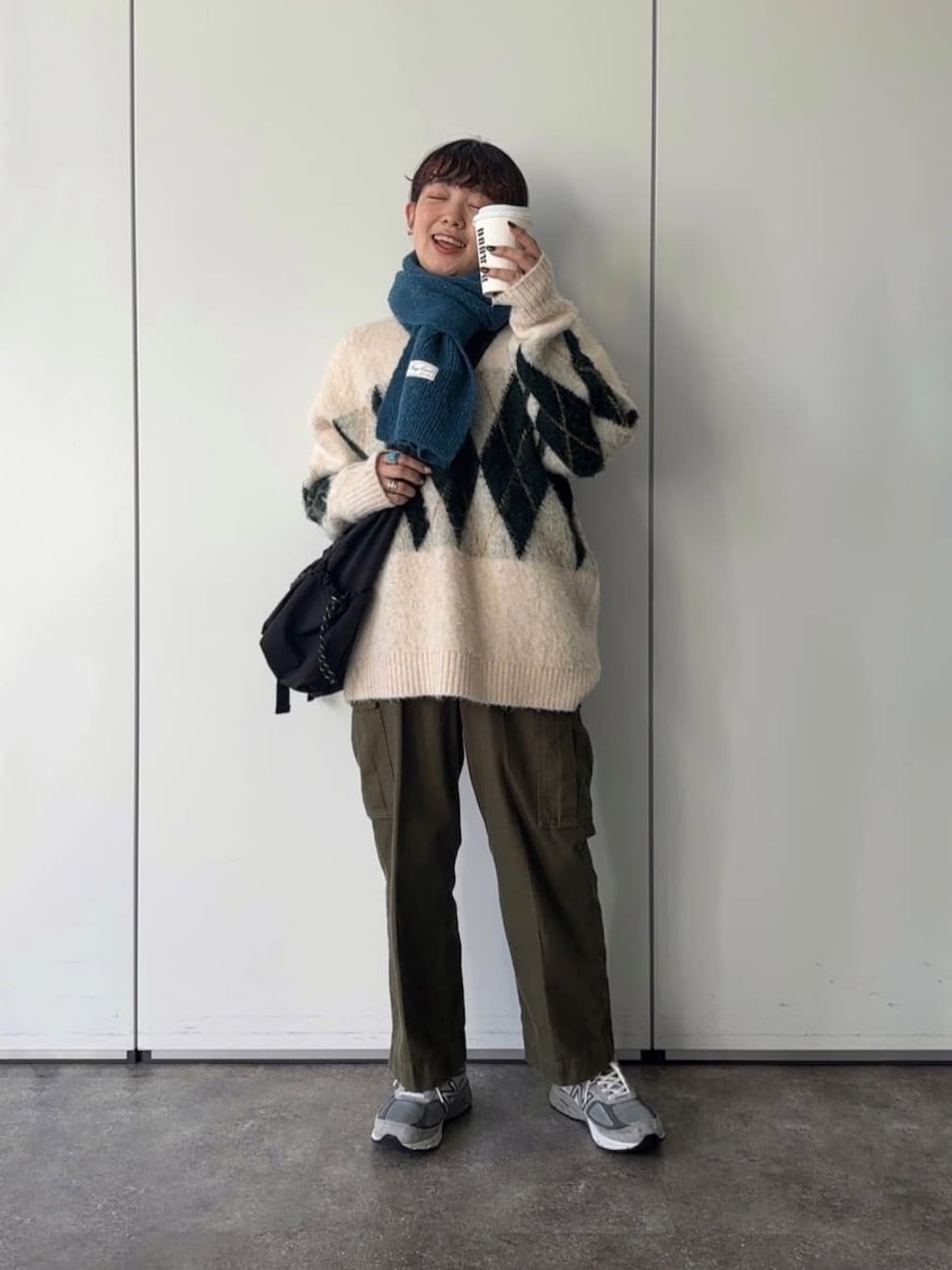 「クリスマスに着たい服、スニーカー、マイベストコーデ2023、ニット、カーゴパンツ、ショルダーバッグ、アーガイル柄、マフラー、マフラーコーデ、差し色コーデ、ニットコーデ、冬のコーデ、ゆるコーデ、スニーカーコーデ」｜「CPCMのアーガイル起毛ニットプルオーバー（ニット/セーター、ホワイト系）」を使った、ぴぴゆかぴさん（レディース・152cm）の冬コーディネートの1枚目の写真
