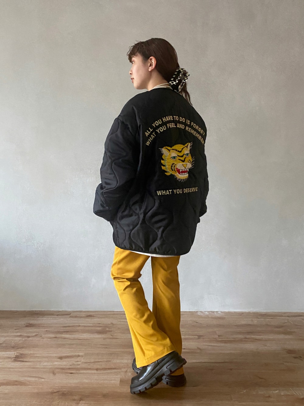 「アウター、ブーツ、イエロー、カラーパンツ、キルティング、秋のコーデ、スラックス、厚底シューズ、キルティングジャケット、カジュアルコーデ、ゆるコーデ、着回しコーデ、だから秋服が好き、ミリタリージャケット」｜「CPCMの【ユニセックス】バック刺繍キルティングジャケット（ミリタリージャケット、ブラック系）」を使った、ぴぴゆかぴさん（レディース・152cm）の秋コーディネートの1枚目の写真