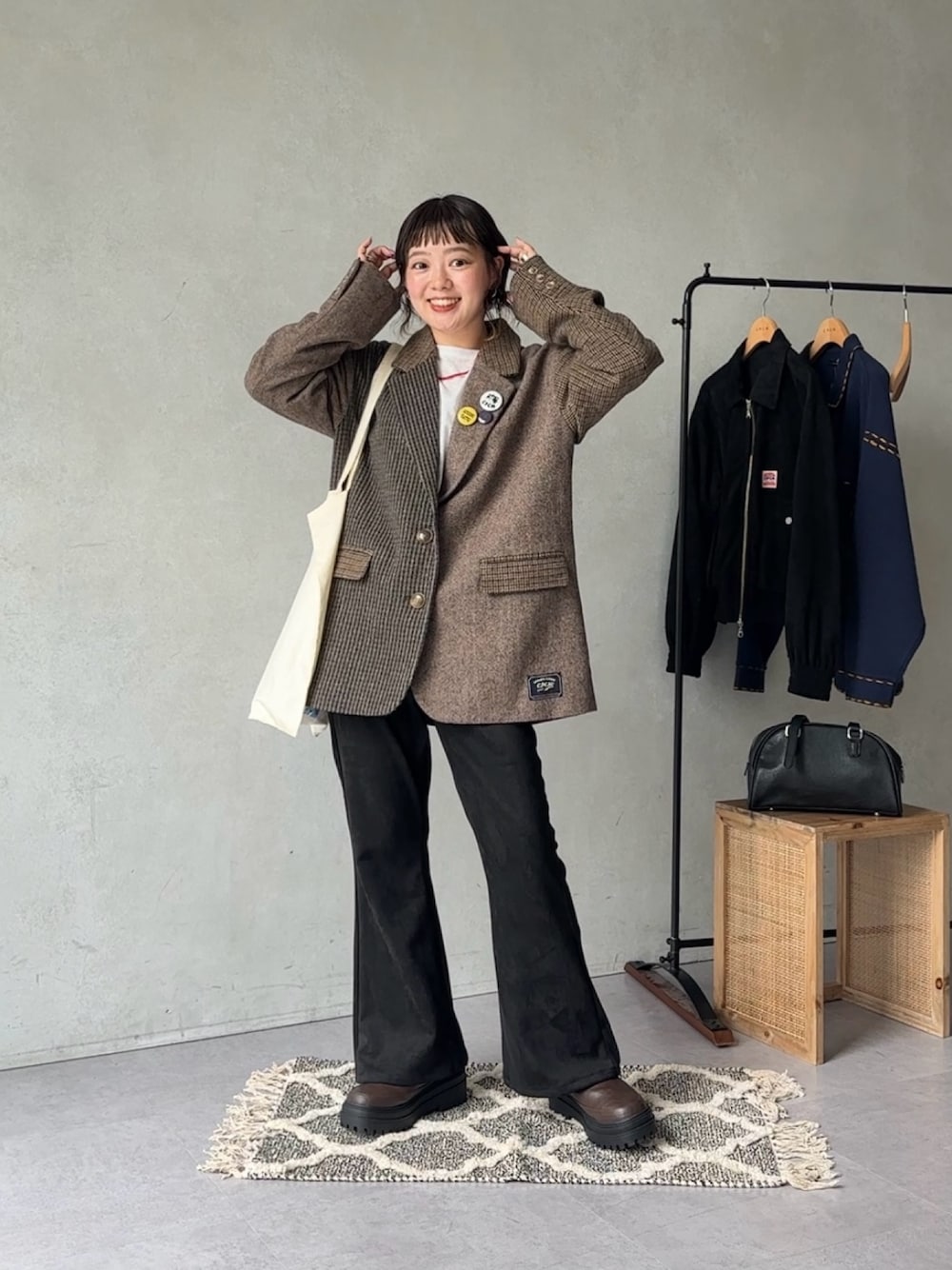「お出かけコーデ、トートバッグ、厚底シューズ、初秋コーデ、フレアパンツ、シアートップス、シアー、ジャケット、ジャケットスタイル、ジャケットコーデ、ツイードジャケット、ツイード、カジュアル、カジュアルコーデ、低身長」｜「CPCMのスラブシアーロンT（Tシャツ/カットソー、ホワイト系）」を使った、ぴぴゆかぴさん（骨格ストレート・レディース・152cm）の夏コーディネートの1枚目の写真