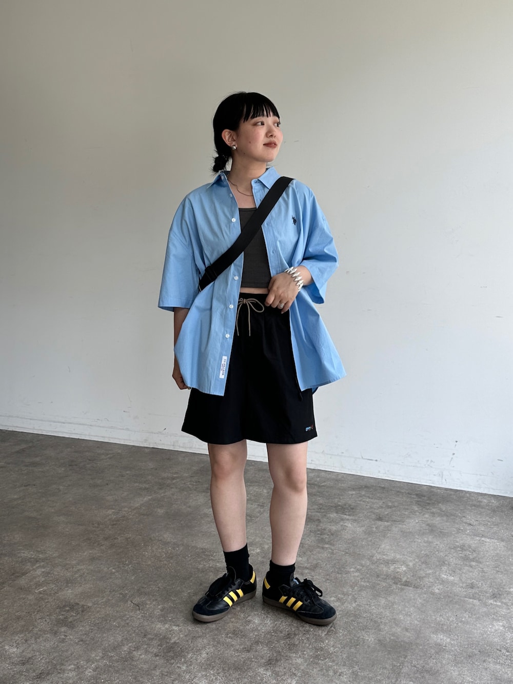 「夏コーデ、シンプルスタイル、シンプル、ラフコーデ、夏ファッション、シャツスタイル、半袖シャツ、ショートパンツ、低身長コーデ、骨格ストレート、お出かけコーデ、スニーカー、ブルー」｜「U.S. POLO ASSN.の1ポイント刺繍半袖シャツ（シャツ/ブラウス、ブルー系）」を使った、ぴぴゆかぴさん（レディース・152cm）の夏コーディネートの1枚目の写真