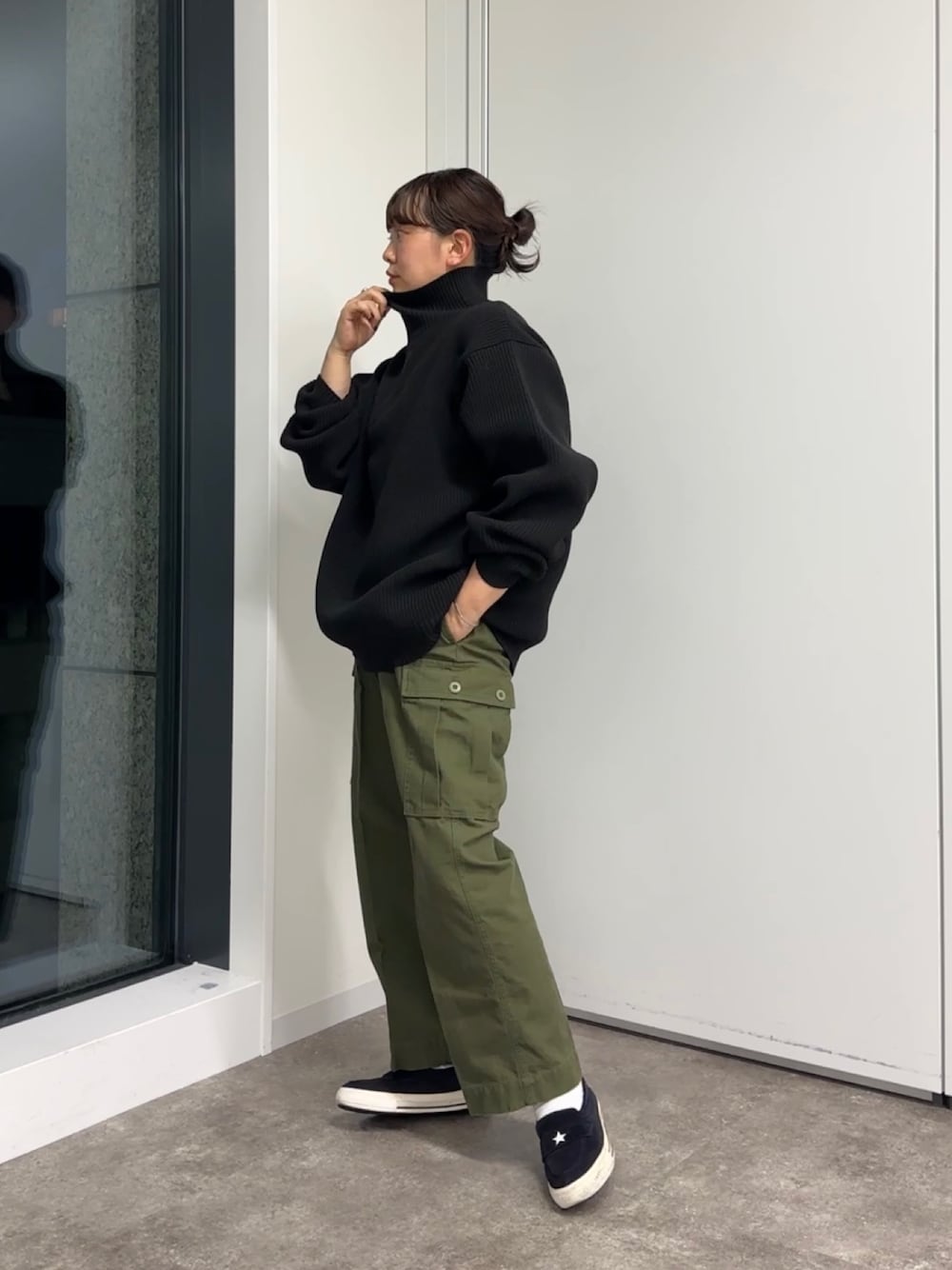 黒ニットセーター、カーゴパンツ カーゴパンツを使った「黒ニット」のレディース人気ファッション