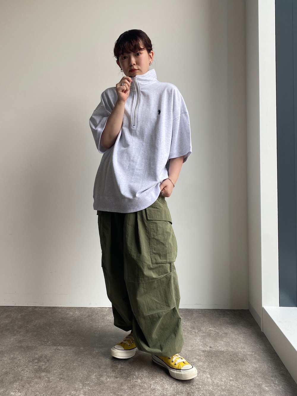 「カラーパンツ、スニーカーコーデ、converse、コンバース、カラーコーデ、メンズライク、ハーフジップ、半袖スウェット、ゆるコーデ、CPCM、カーゴパンツ、ミリタリー、スニーカー、U.S.POLO ASSN.、ストリート」｜「U.S. POLO ASSN.の半袖ハーフジップスウェット（Tシャツ/カットソー、グレー系）」を使った、ぴぴゆかぴさん（レディース・152cm）の夏コーディネートの1枚目の写真