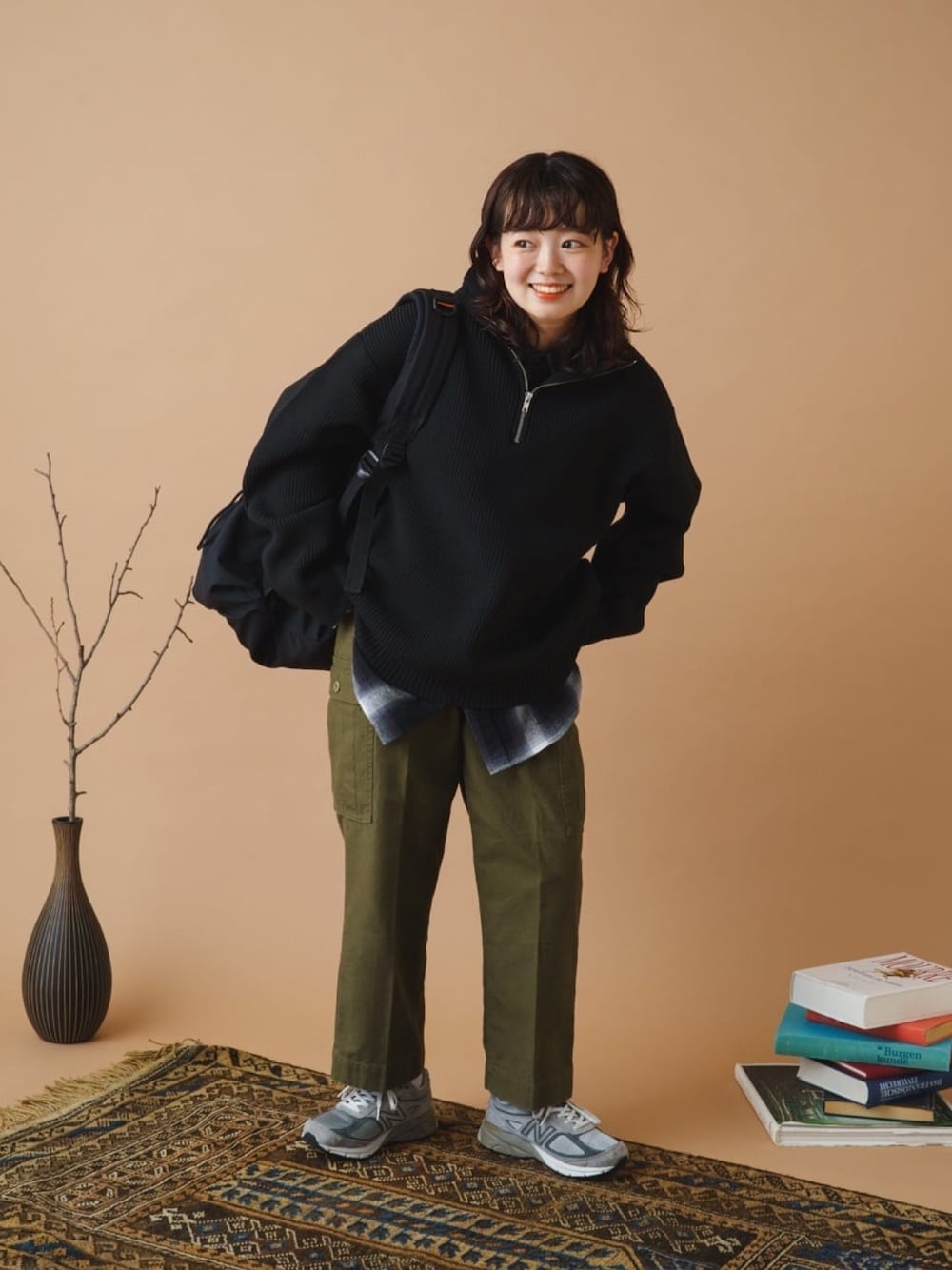 ブラック系のニット/セーター、ブラック系のバックパック/リュック、ブラック系のシャツ/ブラウスを着用したレディースの冬コーディネートの1枚目の写真