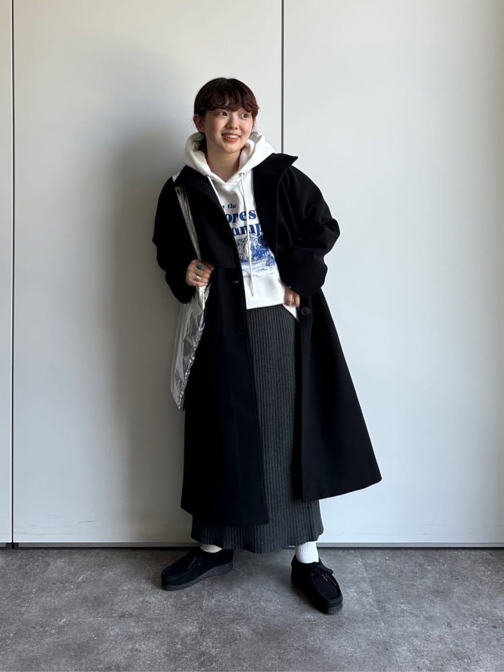 「冬アウター、ロングコート、クリスマスに着たい服、マイベストコーデ2023、コート、冬のコーデ、ナロースカート、リブスカート、スカート、パーカー、パーカーコーデ、フーディー、トートバッグ、着回しコーデ、低身長女子」｜「CPCMの風景画裏起毛フーディー（パーカー、ホワイト系）」を使った、ぴぴゆかぴさん（レディース・152cm）の冬コーディネートの1枚目の写真