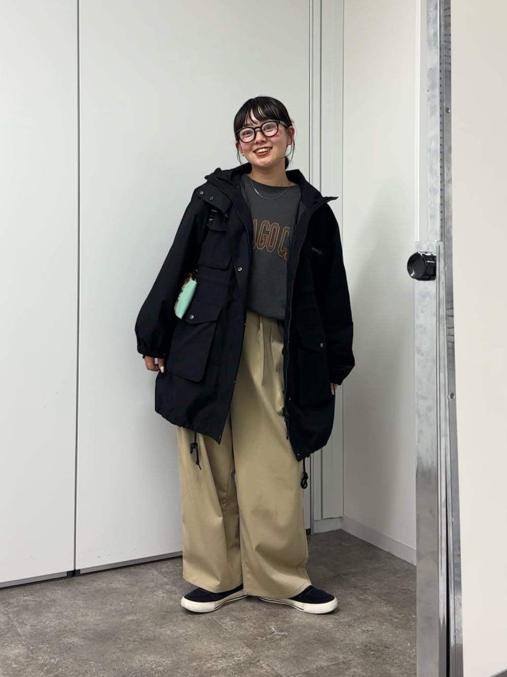 「冬コーデ、カジュアルスタイル、シンプル、スウェット、スウェットコーデ、スラックス、ベージュパンツ、ベージュ、秋冬、メガネ女子、低身長女子、リュック、リュックスタイル」｜「CPCMの3WAYマウンテンコート（ブルゾン、ブラック系）」を使った、ぴぴゆかぴさん（レディース・152cm）の冬コーディネートの1枚目の写真