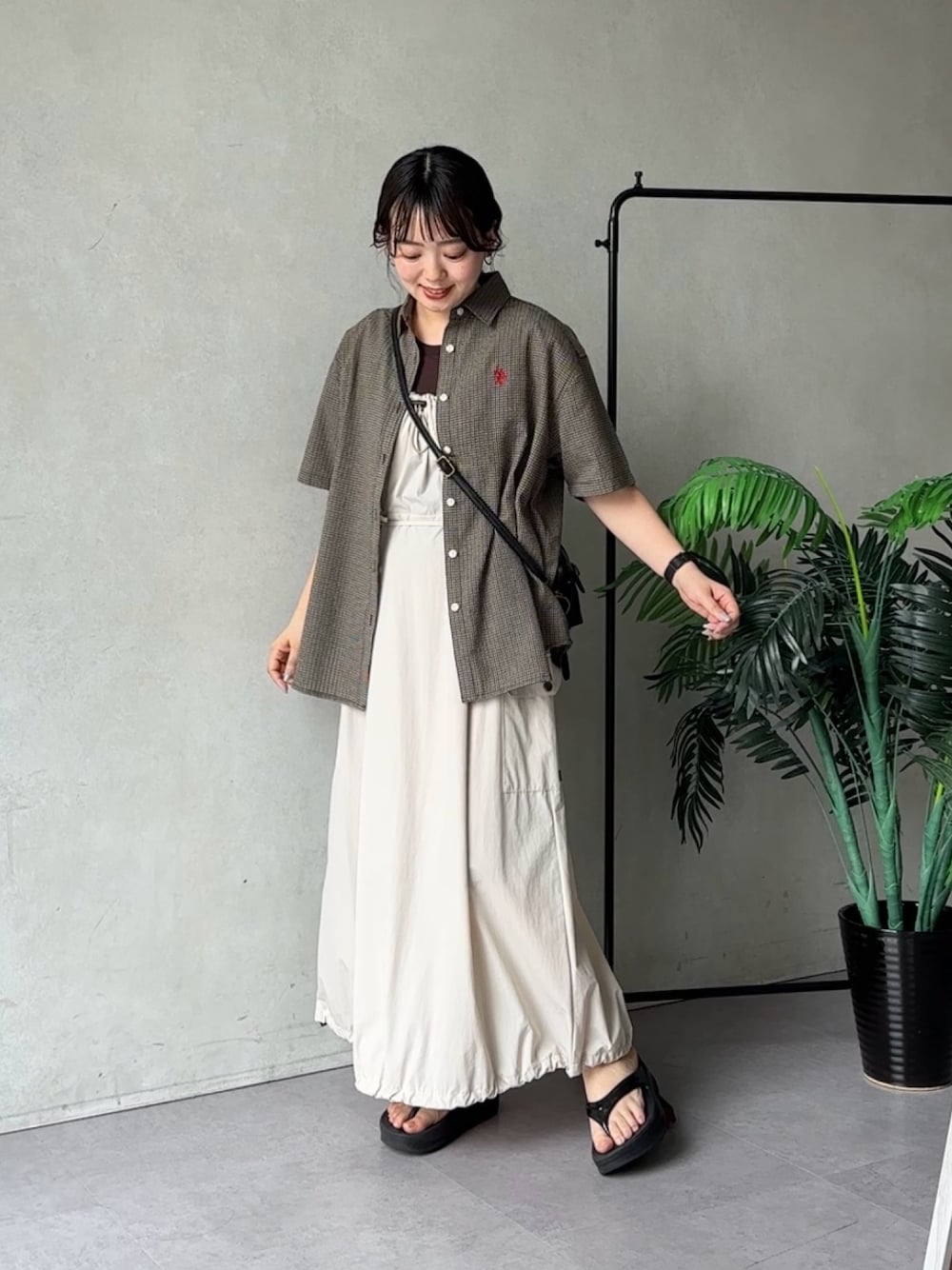 「柄シャツ、レイヤードスタイル、サンダル、夏コーデ、ワンピース、淡色コーデ、ロングスカート、厚底サンダル、シャツスタイル、夏ファッション、低身長女子、ジャンスカ、ジャンパースカート、半袖シャツ、チェックシャツ」｜「U.S. POLO ASSN.のシアサッカー半袖シャツ（シャツ/ブラウス、ブラウン系）」を使った、ぴぴゆかぴさん（骨格ストレート・レディース・152cm）の夏コーディネートの1枚目の写真