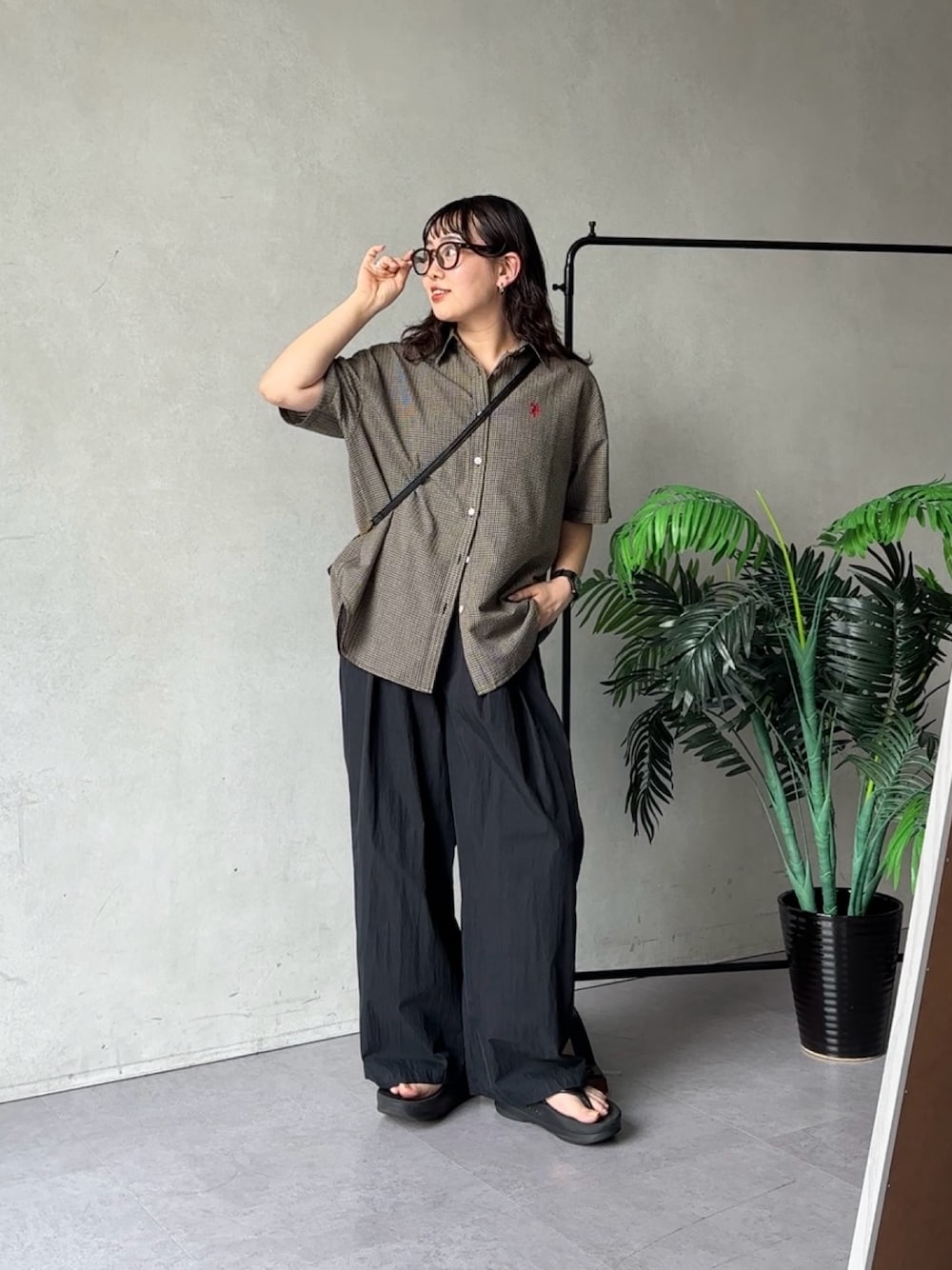 「柄シャツ、サンダル、夏コーデ、厚底サンダル、シャツスタイル、ショルダーバッグ、夏服コーデ、初夏コーデ、低身長女子、半袖シャツ、チェックシャツ、ワイドパンツ、パンツコーデ、めがね」｜「U.S. POLO ASSN.のシアサッカー半袖シャツ（シャツ/ブラウス、ブラウン系）」を使った、ぴぴゆかぴさん（骨格ストレート・レディース・152cm）の夏コーディネートの1枚目の写真