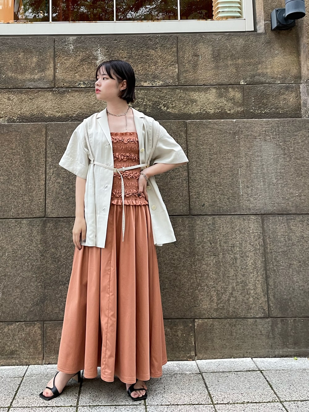「シンプルスタイル、海コーデ、夏コーデ、キャミワンピ、低身長コーデ、シャツスタイル、リゾートスタイル、おしゃれさんと繋がりたい、ルシェルブルー」｜「LE CIEL BLEUのスモックキャミドレス / Smocked Cami Dress（ワンピース、ベージュ系）」を使った、𝙲𝙷𝙸𝙷𝙸𝚁𝙾さん（レディース・155cm）の夏コーディネートの1枚目の写真