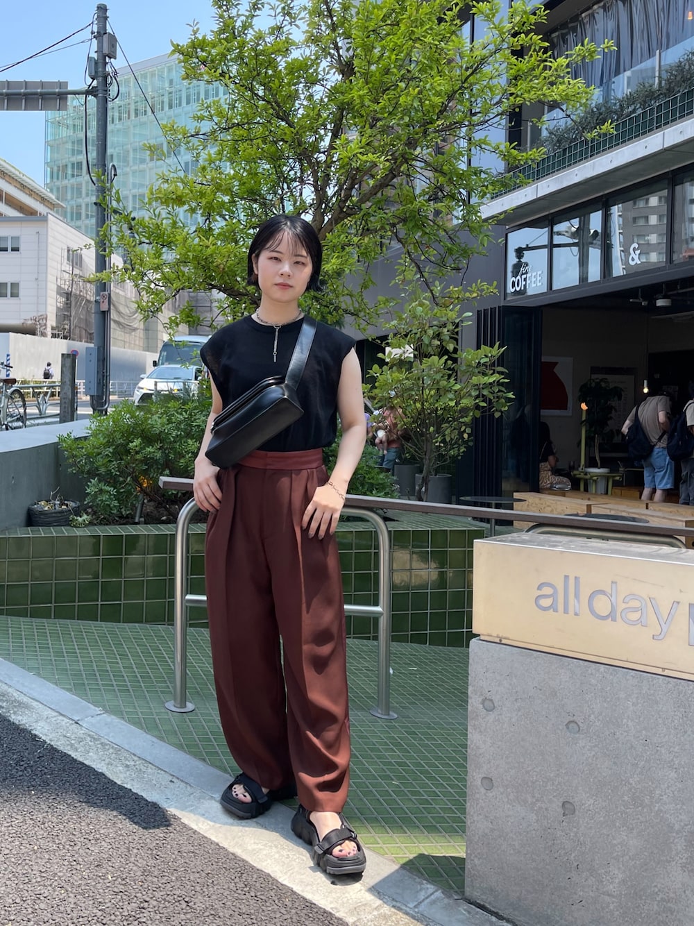 「モード、ボルドーパンツ、大人カジュアル、osoi、おしゃれさんと繋がりたい、低身長コーデ、ブラックコーデ、スポーツサンダル、ルシェルブルー、夏コーデ、ノースリーブニット、シルバーアクセサリー」｜「LE CIEL BLEUのアイテム（パンツ、レッド系）」を使った、𝙲𝙷𝙸𝙷𝙸𝚁𝙾さん（レディース・155cm）の夏コーディネートの1枚目の写真