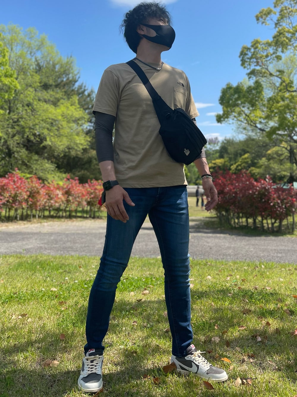 「春夏コーデ、大人カジュアル」｜「THE NORTH FACEの【THE NORTH FACE/ザ ノースフェイス】SPINA スピナ（ボディバッグ/ウエストポーチ、ブラック系）」を使った、ハルさん（メンズ・181cm）の春コーディネートの1枚目の写真