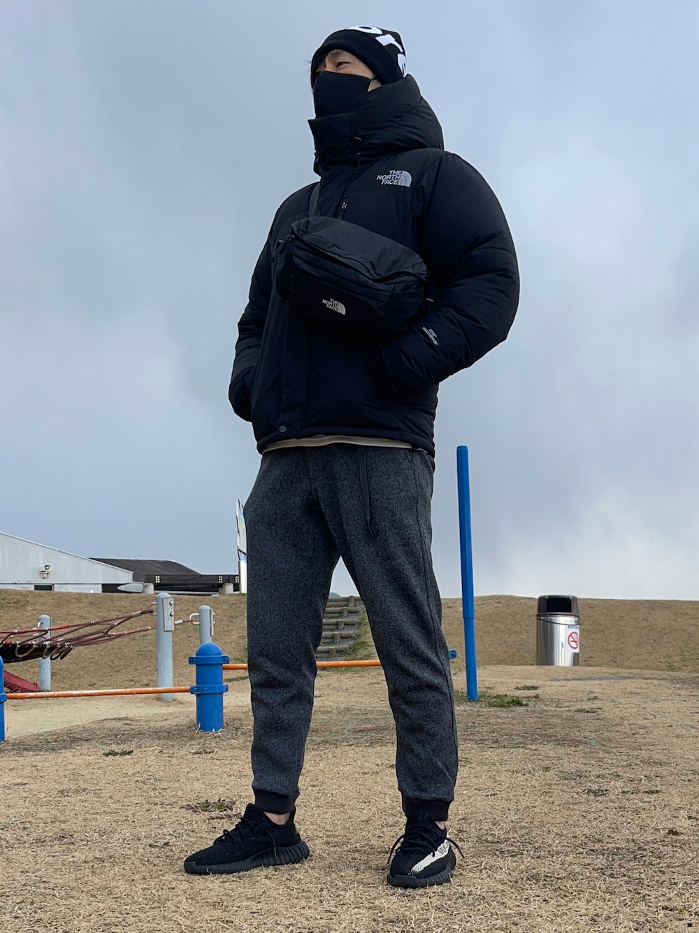「大人カジュアル」｜「THE NORTH FACEのザ・ノース・フェイス ウエストバッグ / スピナ（ボディバッグ/ウエストポーチ、ブラック系）」を使った、ハルさん（メンズ・181cm）の冬コーディネートの1枚目の写真
