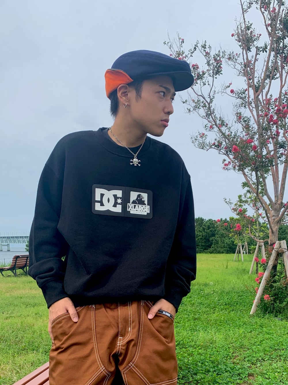 「xlxgrinku、XLARGE、エクストララージ、ラブアンドピース2021、休日コーデ、秋コーデ、秋のコーデ、ストリート、ストリートMIX、スケータースタイル、スケーター、スウェット」｜「XLARGEのHUNTING CAP（ハンチング/ベレー帽、ブルー系）」を使った、奥野 泰司さん（メンズ・166cm）の秋コーディネートの1枚目の写真