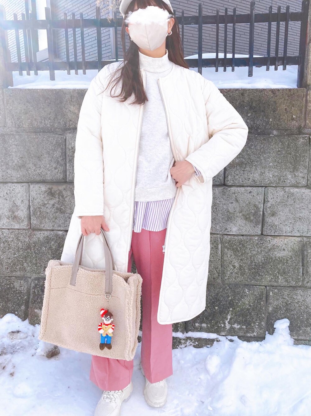 「Lugnoncureのキルトロングノーカラーコート（ノーカラーコート、ホワイト系）」を使った、kotoeさん（レディース・161cm）の冬コーディネートの1枚目の写真