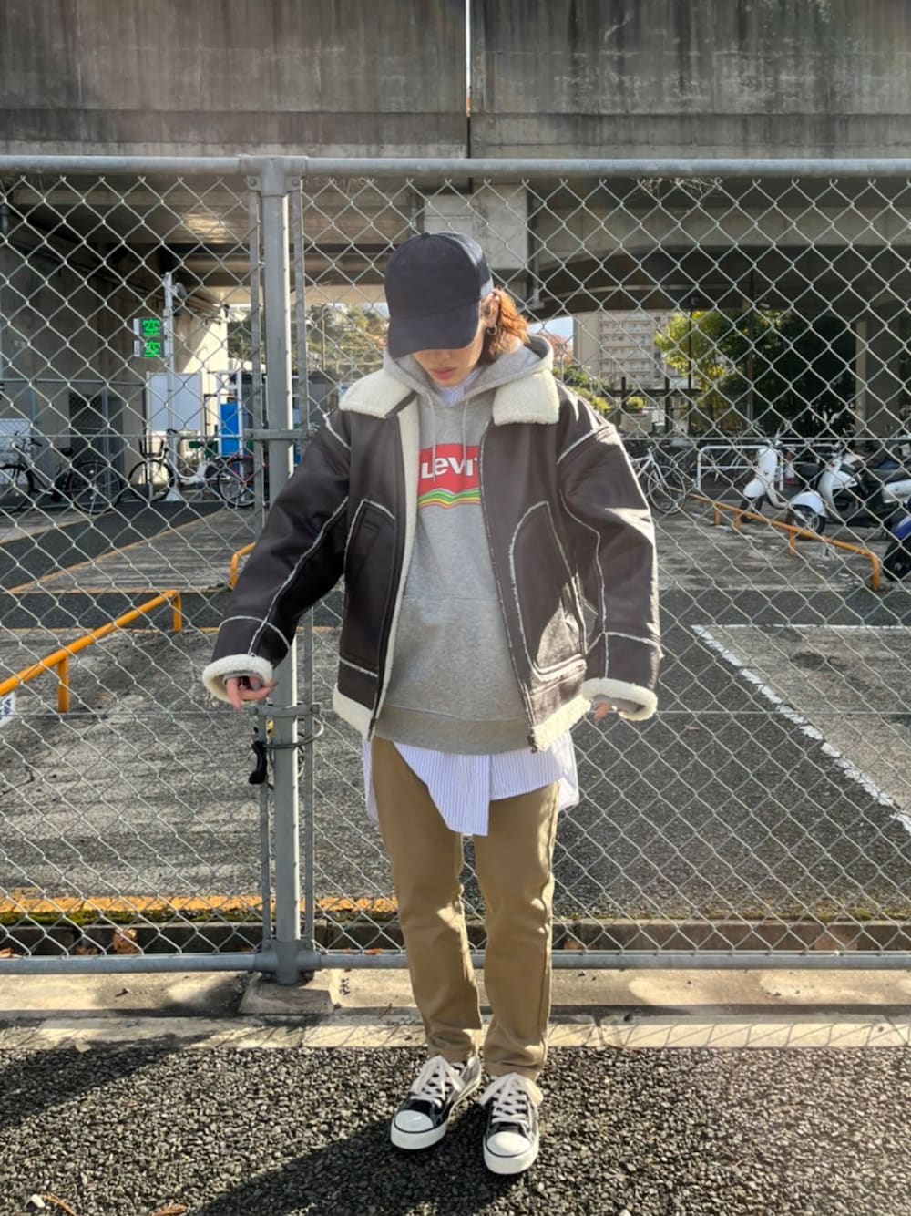 ベージュ系のその他パンツ、ブラウン系のブルゾン、グレー系のパーカーを着用したレディースの冬コーディネートの1枚目の写真