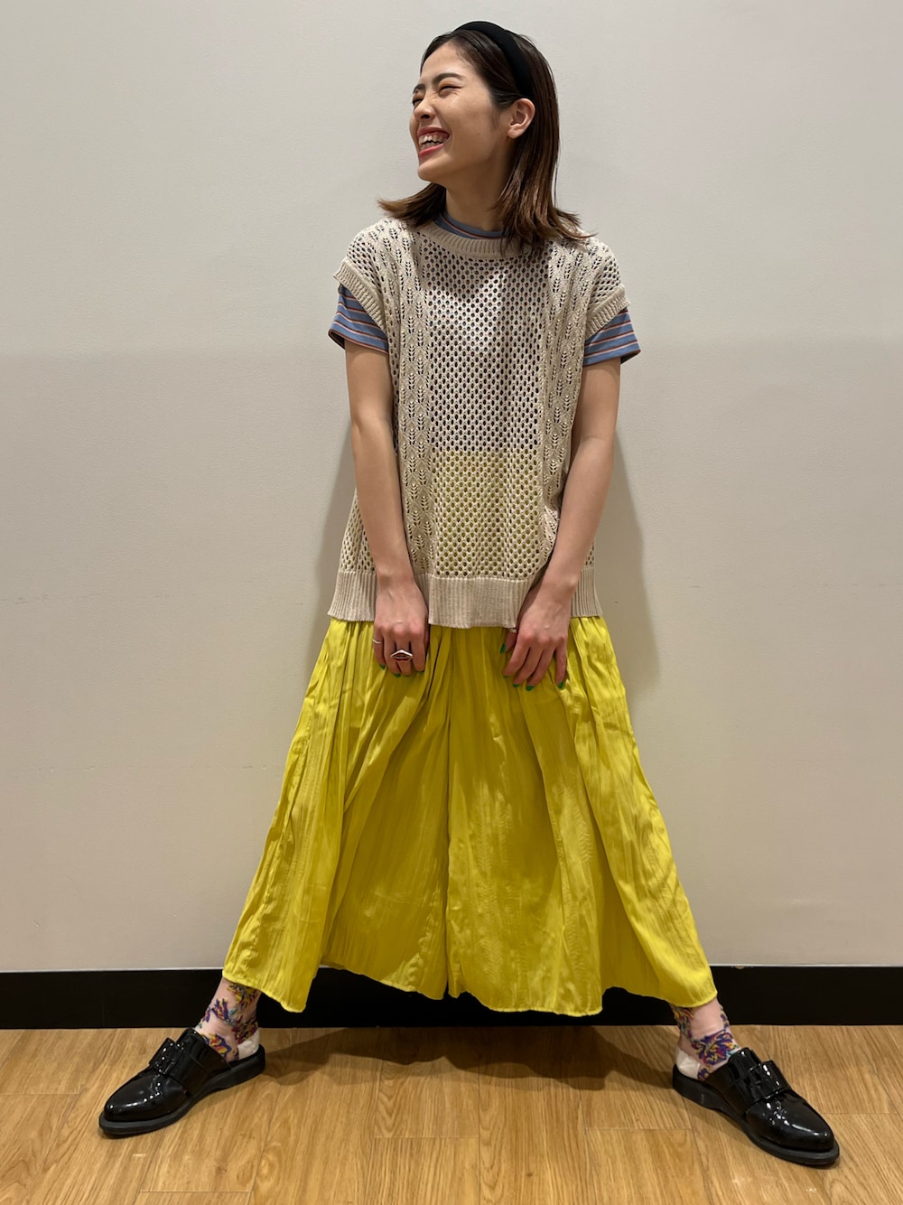 イエロー系のその他パンツ、ホワイト系のベスト、ブルー系のTシャツ/カットソーを着用したレディースの春コーディネートの1枚目の写真