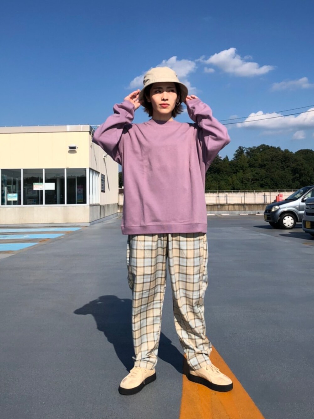 パープル系のTシャツ/カットソー、ベージュ系のその他パンツ、ベージュ系のハットを着用したレディースの秋コーディネートの1枚目の写真