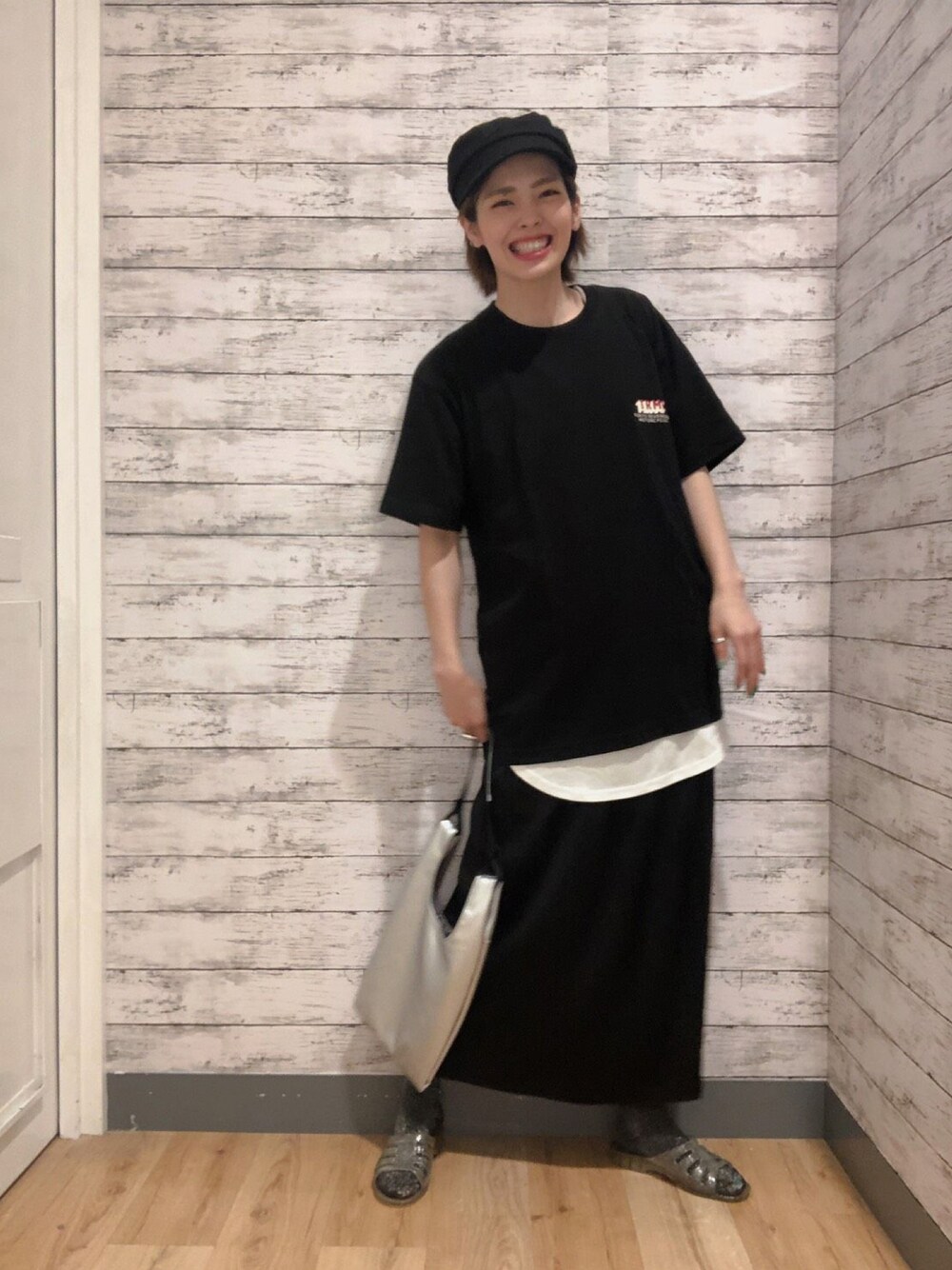 ブラック系のTシャツ/カットソー、ブラック系のスカート、シルバー系のショルダーバッグを着用したレディースの夏コーディネートの1枚目の写真