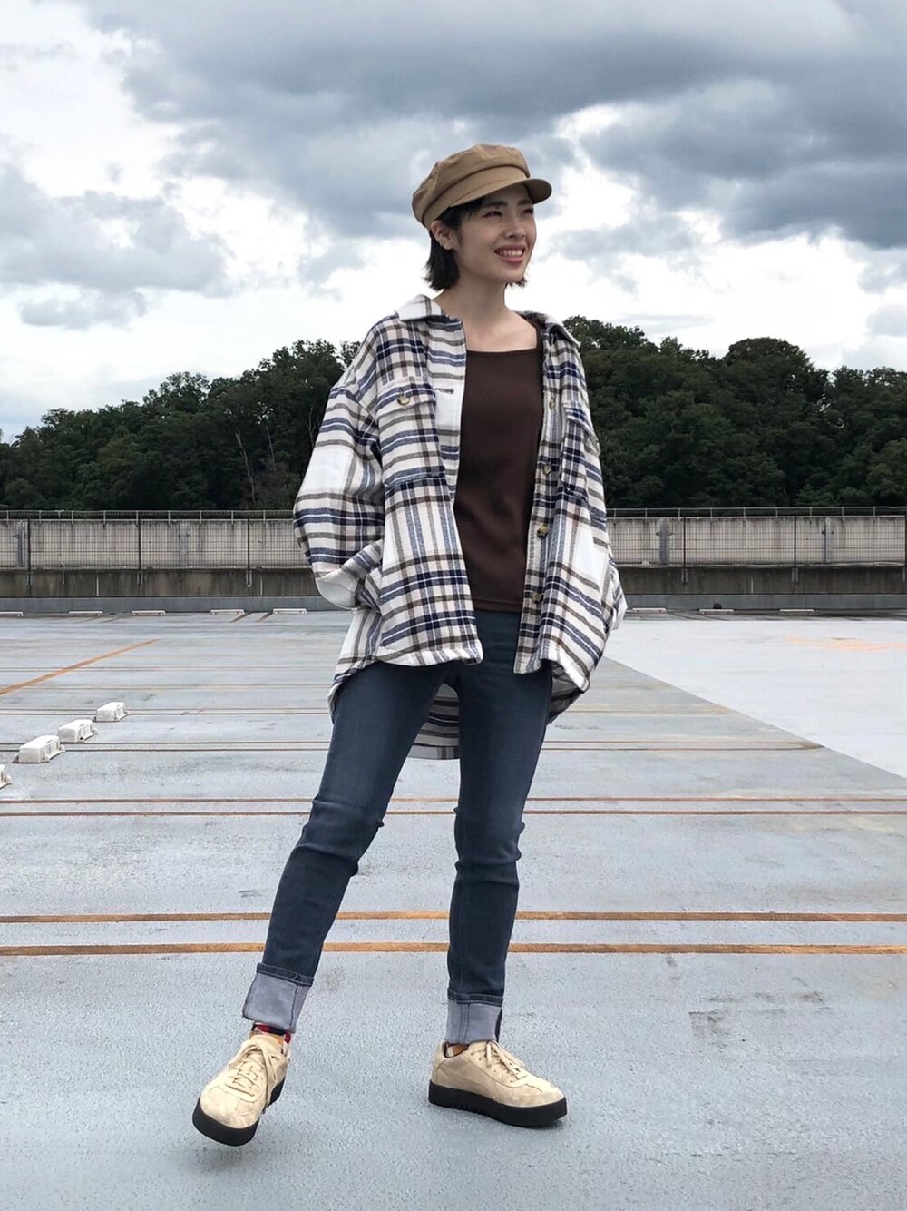 ホワイト系のシャツ/ブラウス、ブルー系のデニムパンツ、ブラウン系のTシャツ/カットソーを着用したレディースの秋コーディネートの1枚目の写真