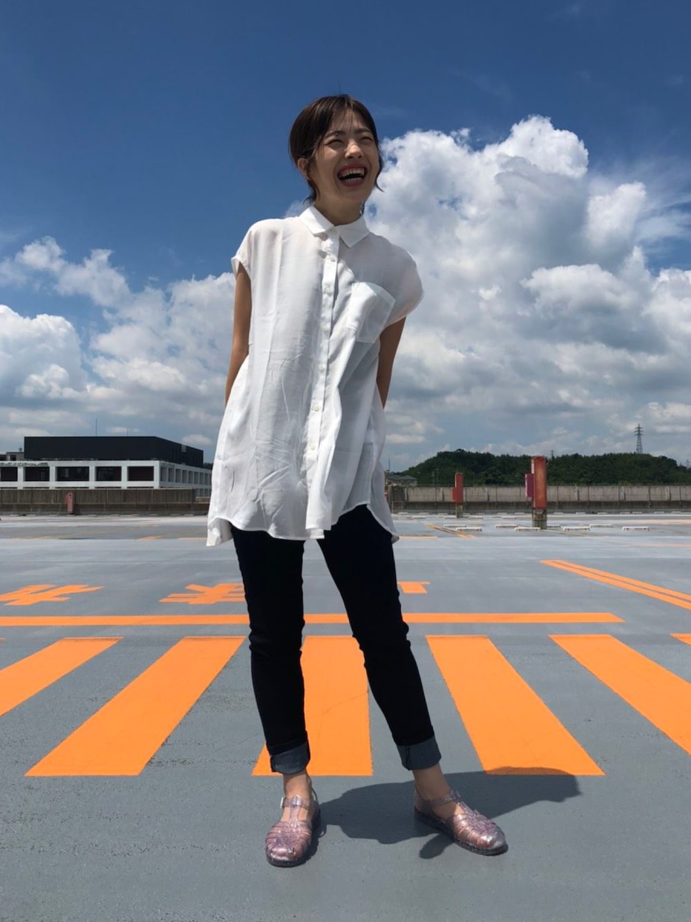 ホワイト系のシャツ/ブラウス、ブルー系のデニムパンツを着用したレディースの夏コーディネートの1枚目の写真