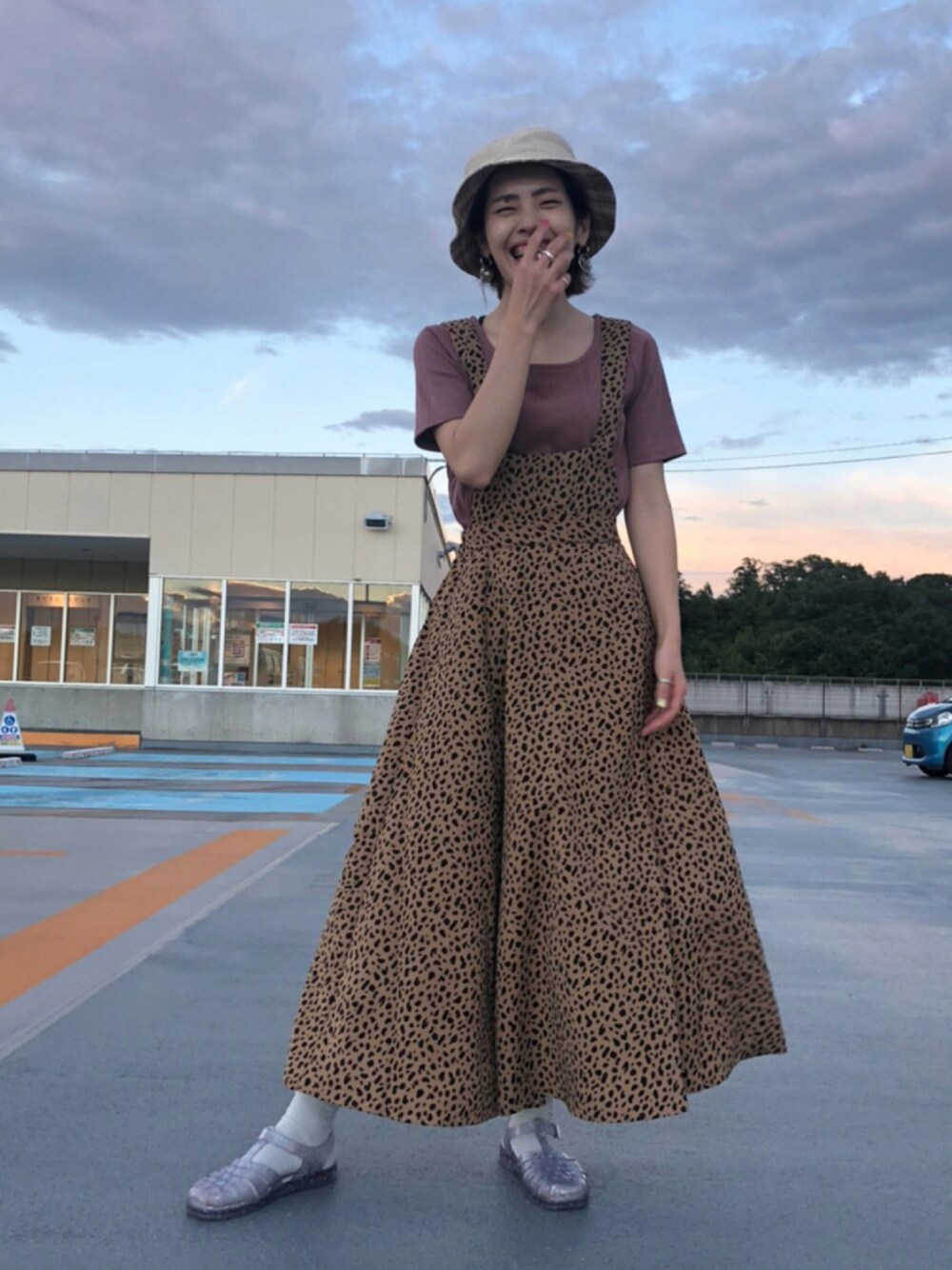 ブラウン系のTシャツ/カットソー、ブラウン系のスカート、ホワイト系のハットを着用したレディースの夏コーディネートの1枚目の写真