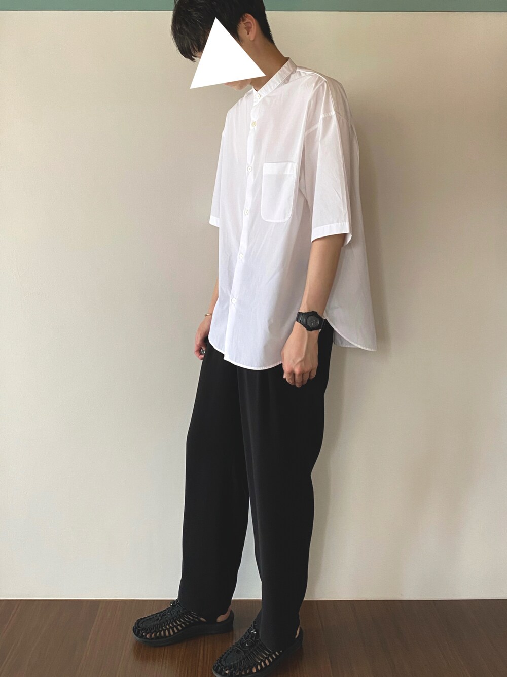 ホワイト系のシャツ/ブラウス、ブラック系のその他パンツ、ブラック系のサンダルを着用したメンズの夏コーディネートの1枚目の写真
