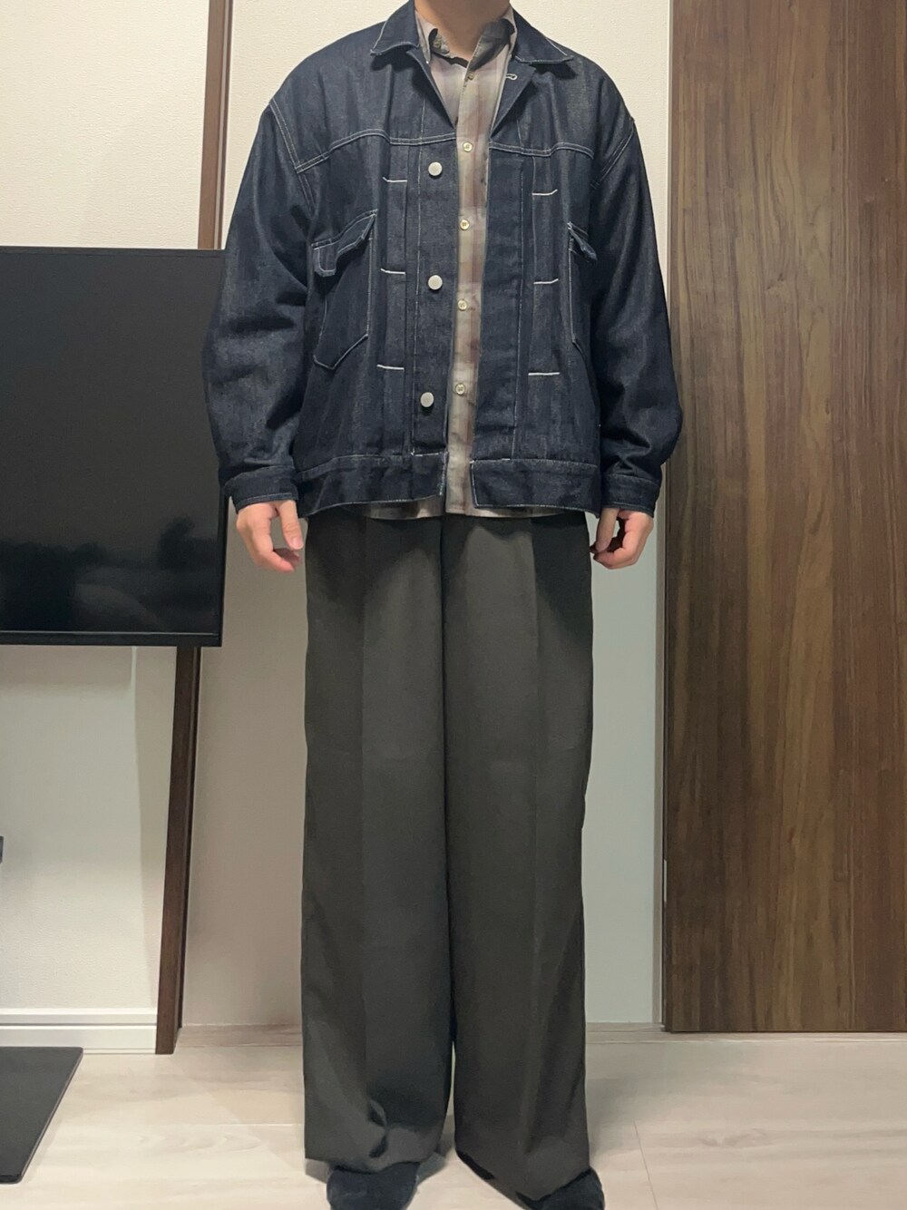「シンプルスタイル」｜「WYM LIDNMのHI TWISTED GABA WIDE TUCK SLACKS（スラックス、ブラウン系）」を使った、t.uさん（メンズ・168cm）の春コーディネートの1枚目の写真